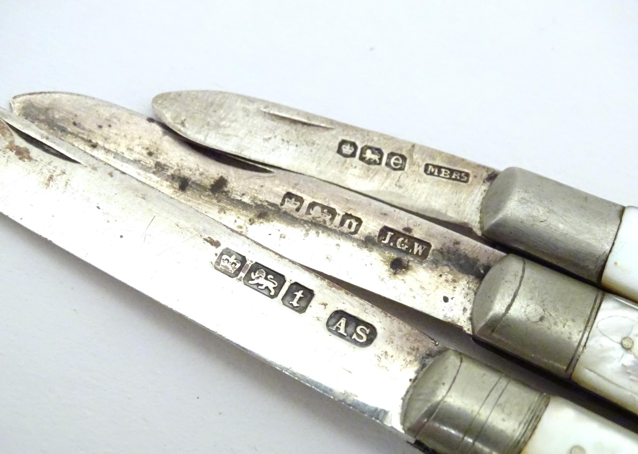 Three various silver folding fruit knives with mother of pearl handles hallmarked Sheffield 1911, - Image 4 of 5