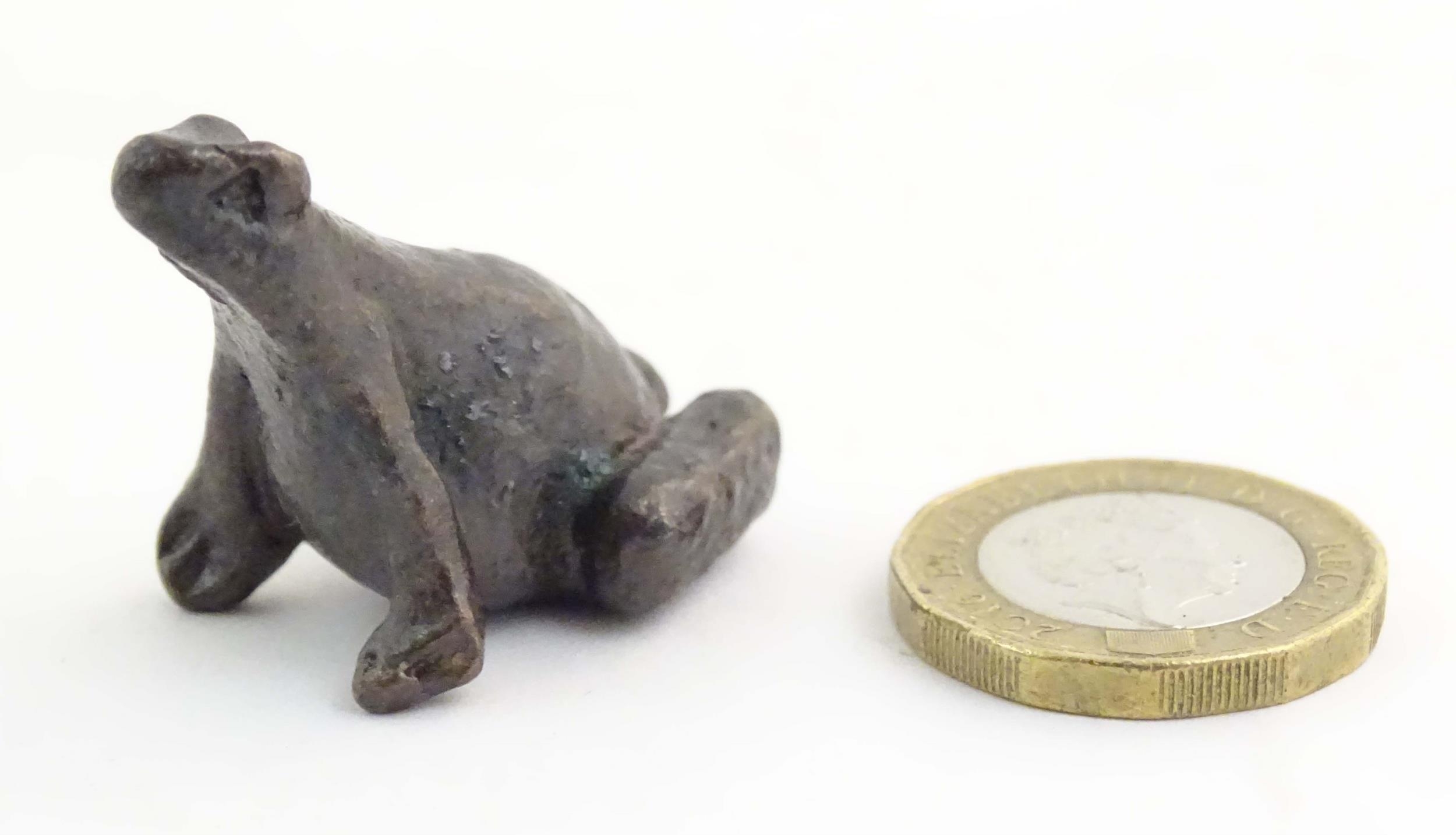 A cold painted bronze model of a seated frog. Approx. 1 1/4" high Please Note - we do not make - Image 2 of 10