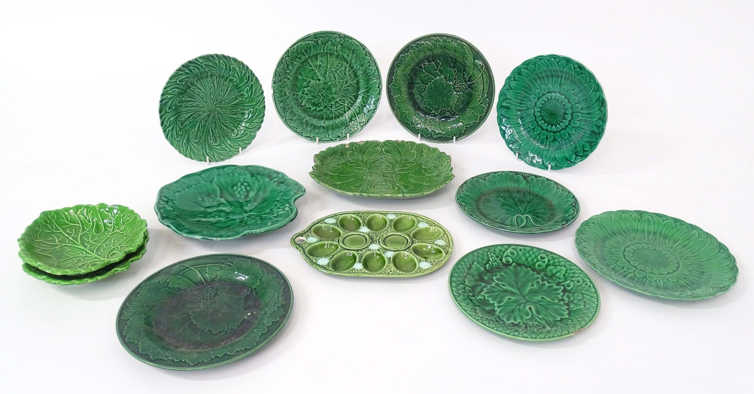 A quantity of assorted majolica leaf plates to include examples by Wedgwood, Davenport, etc. Some - Bild 3 aus 16