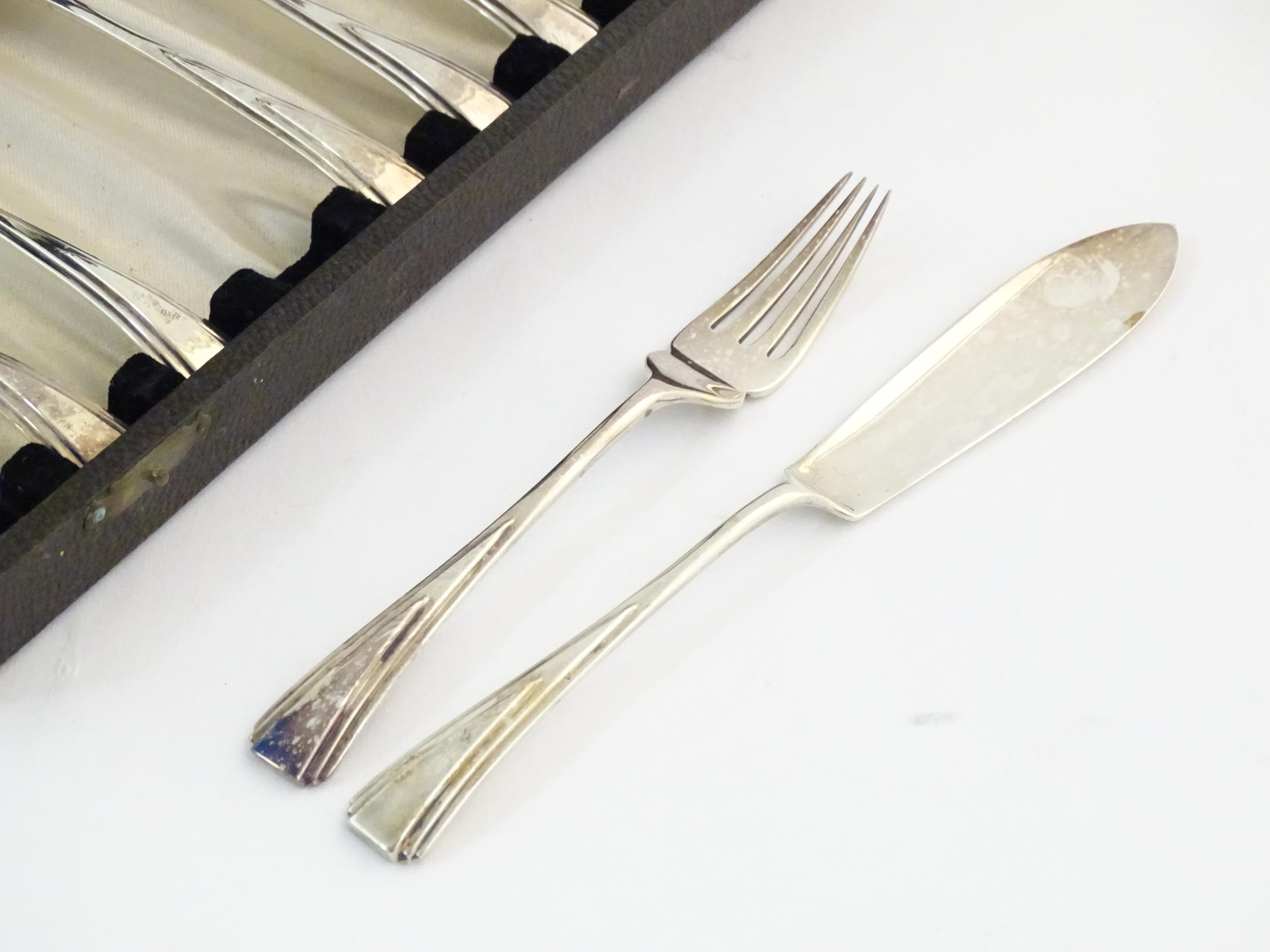 A cased silver plate six place set of fish eaters and servers with Art Deco style decoration. Please - Image 5 of 6