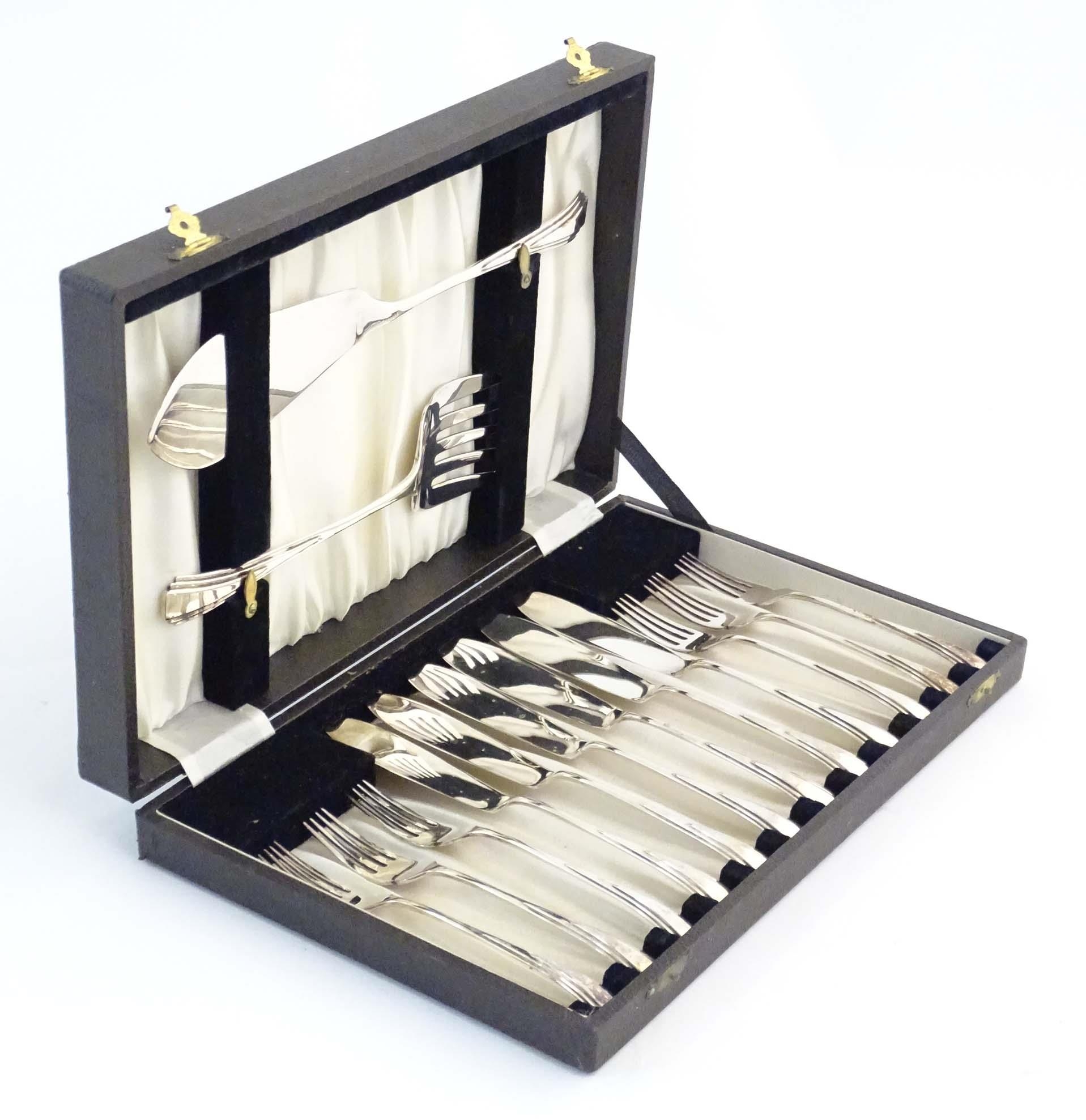 A cased silver plate six place set of fish eaters and servers with Art Deco style decoration. Please - Image 4 of 6