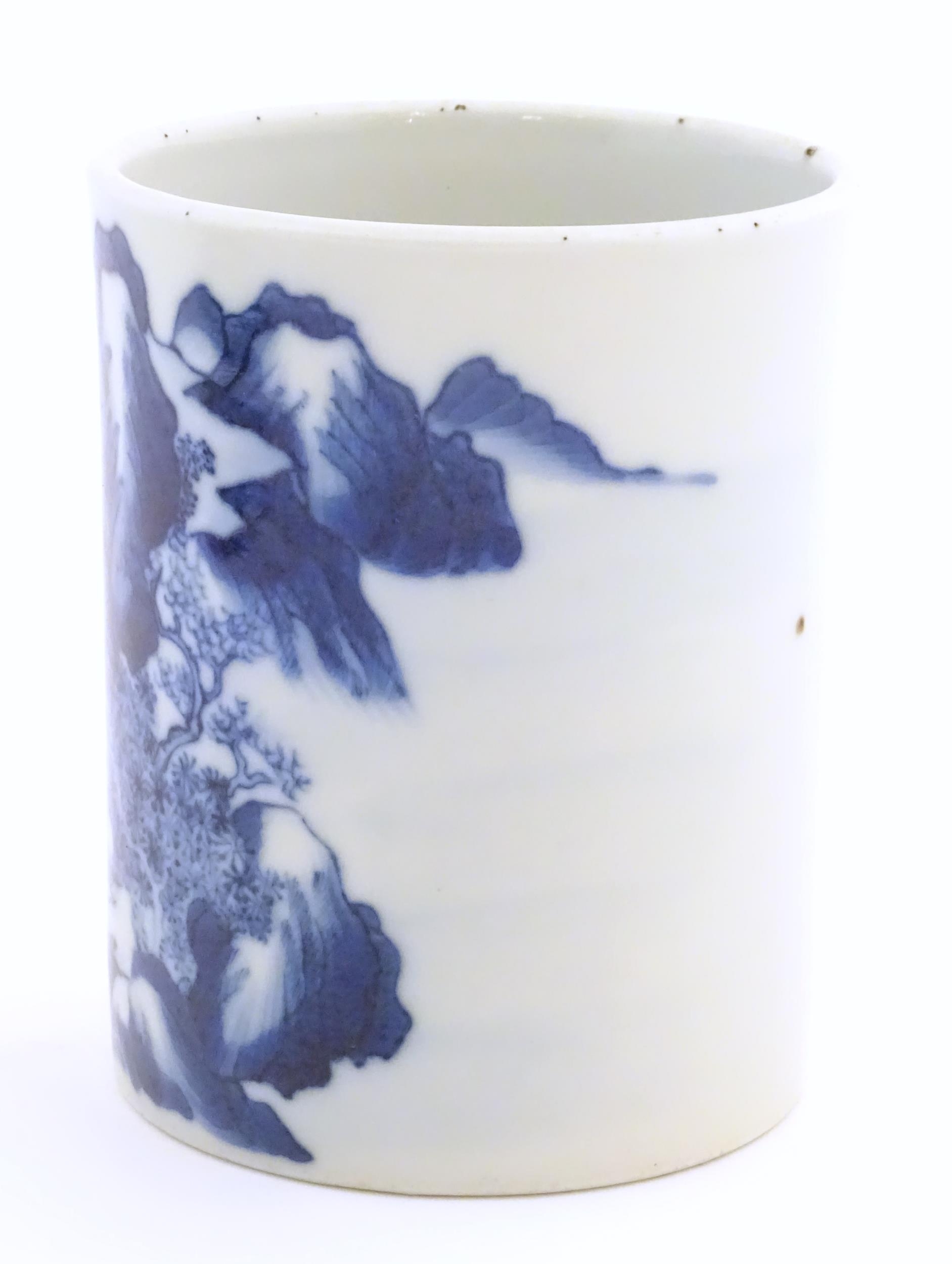 A Chinese blue and white brush pot of cylindrical form decorated with a stylised landscape with - Bild 5 aus 7