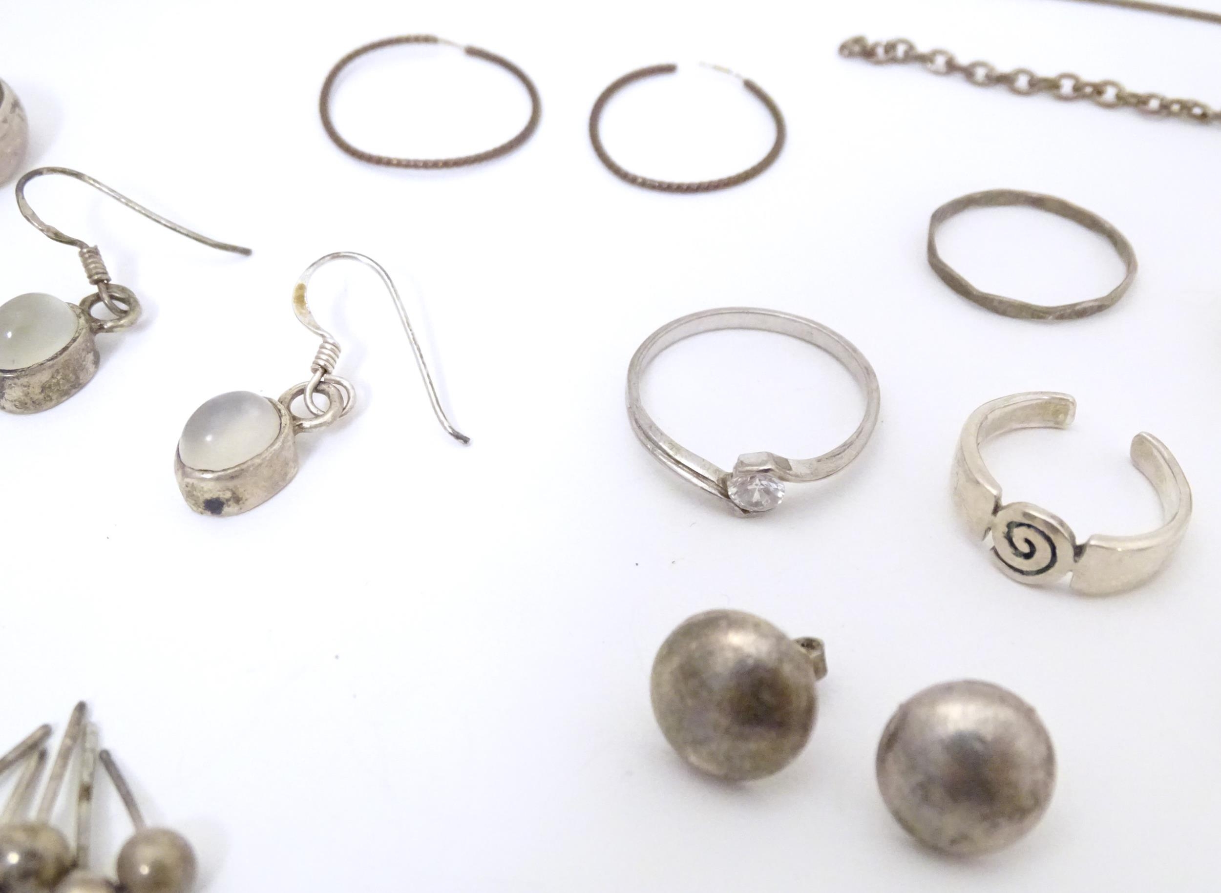 Assorted silver and white metal jewellery to include various rings, earrings, pendants, etc. - Bild 5 aus 17