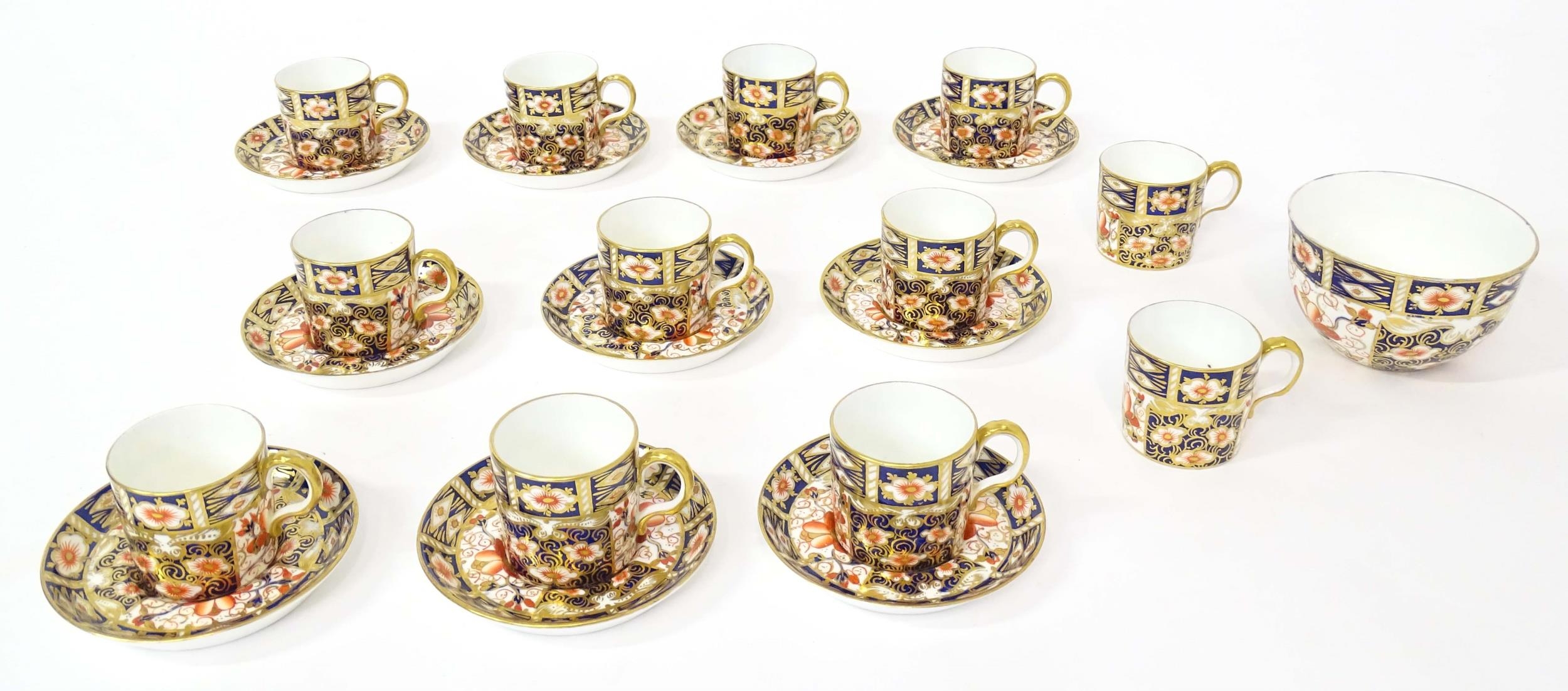 A quantity of Royal Crown Derby coffee cups, saucers, and a sugar bowl decorated in the Imari - Bild 3 aus 10