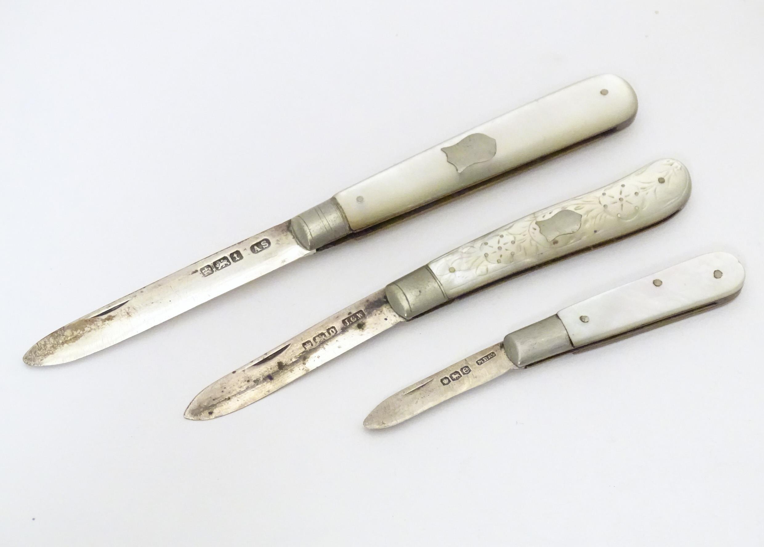 Three various silver folding fruit knives with mother of pearl handles hallmarked Sheffield 1911,