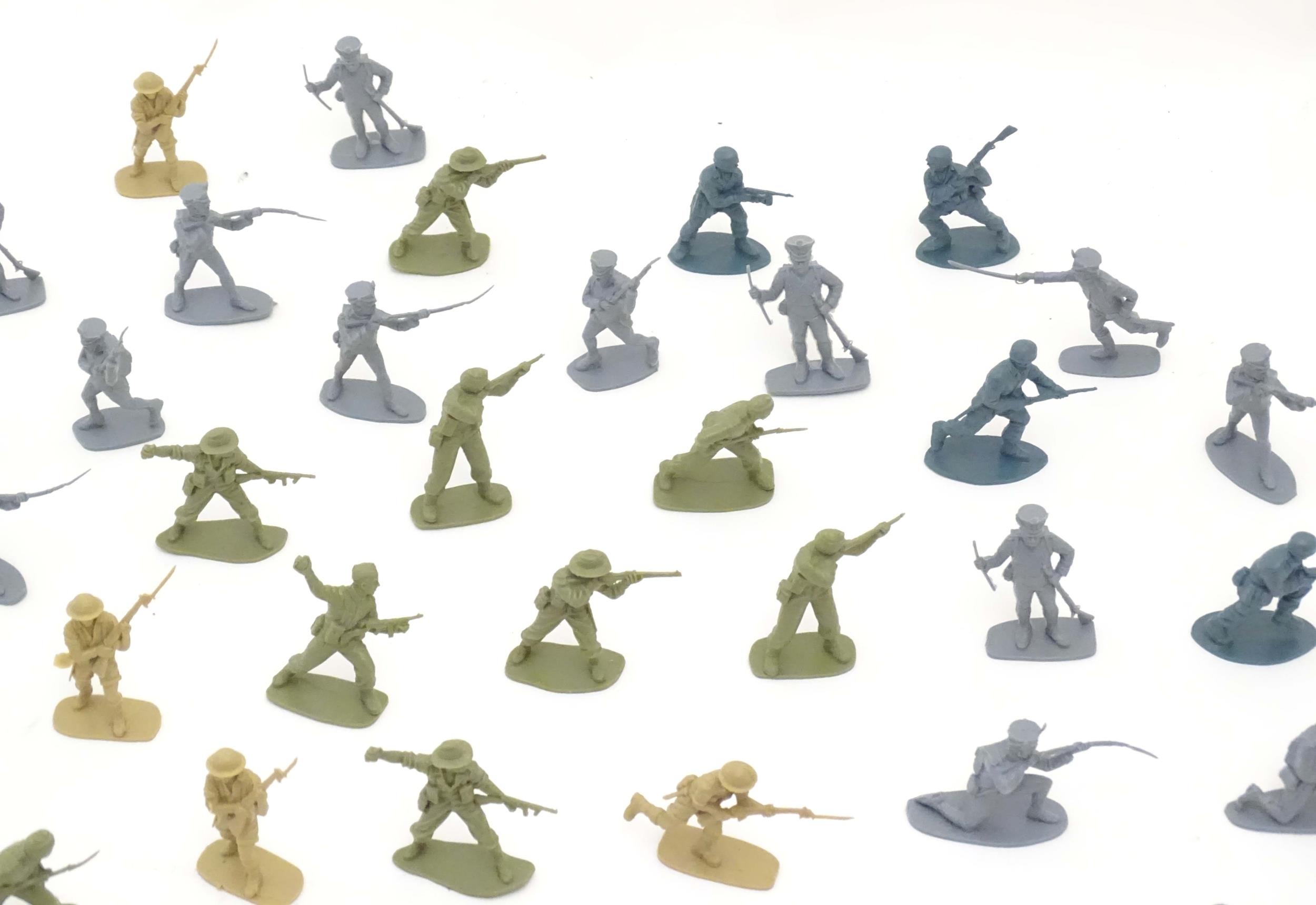 Toys: A quantity of assorted military figures to include Airfix plastic foot soldiers / infantry - Image 3 of 38