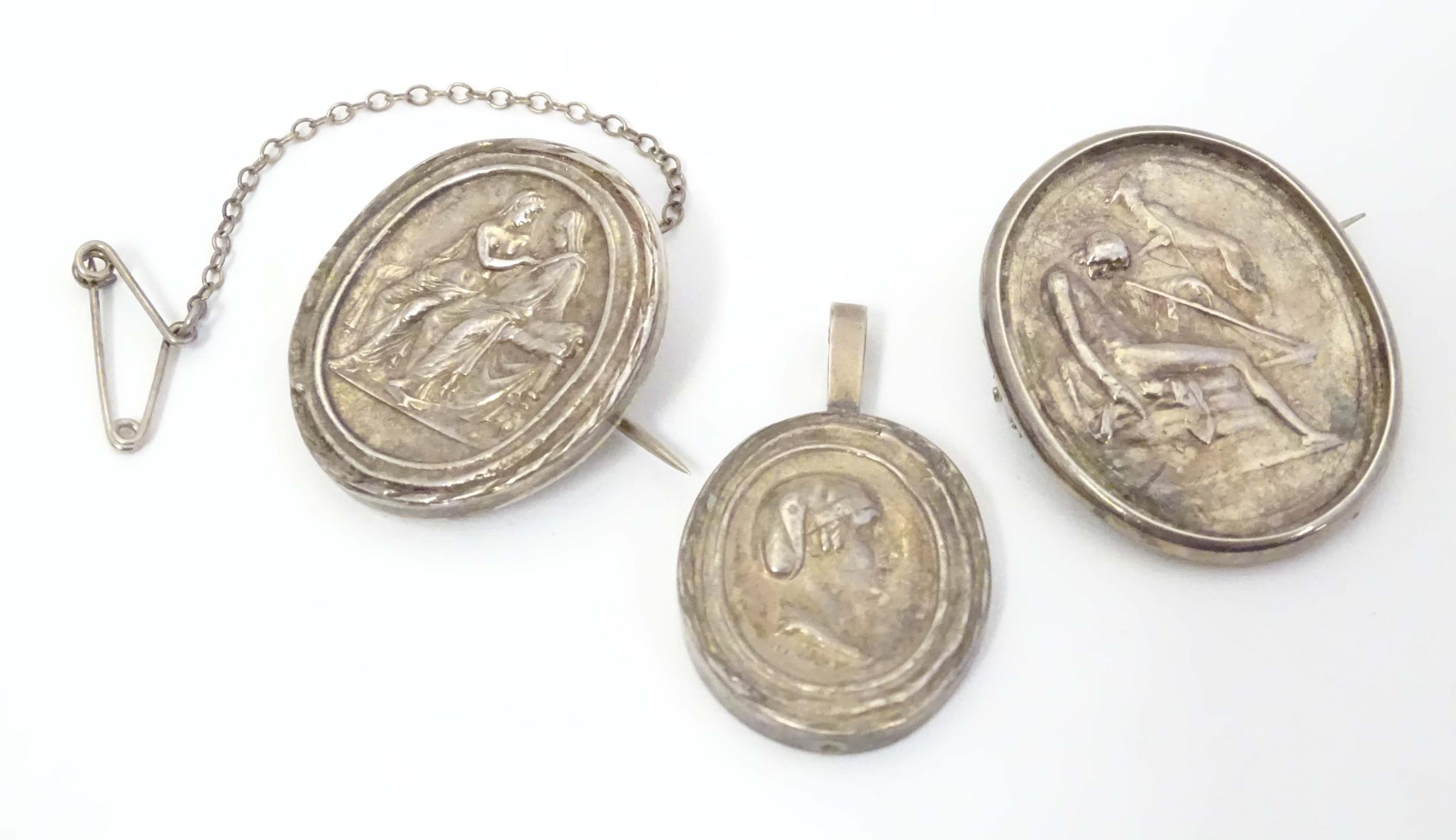 Two white metal brooches of oval form set with various classical scenes together with a white - Bild 3 aus 16