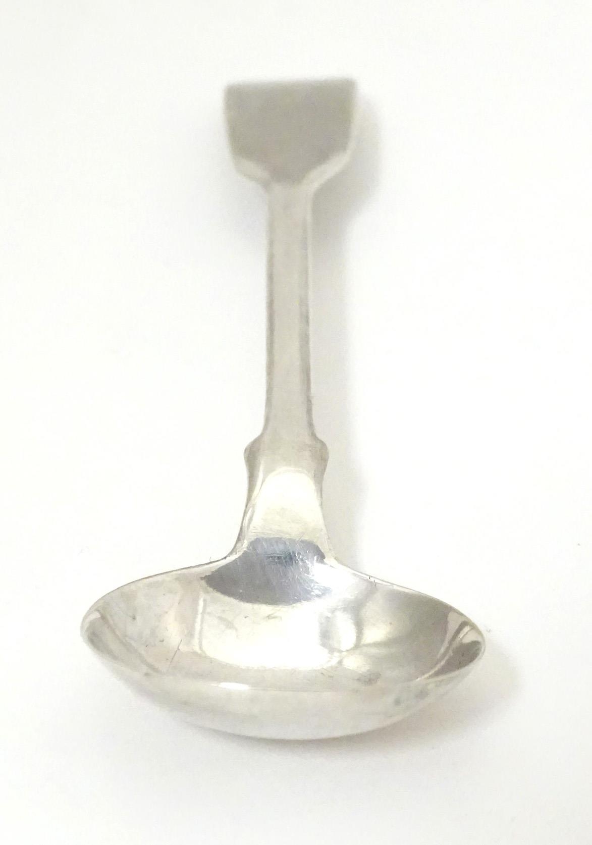 A Victorian silver Fiddle pattern salt spoon, hallmarked London 1838, maker Robert Wallis. Approx. - Image 3 of 6