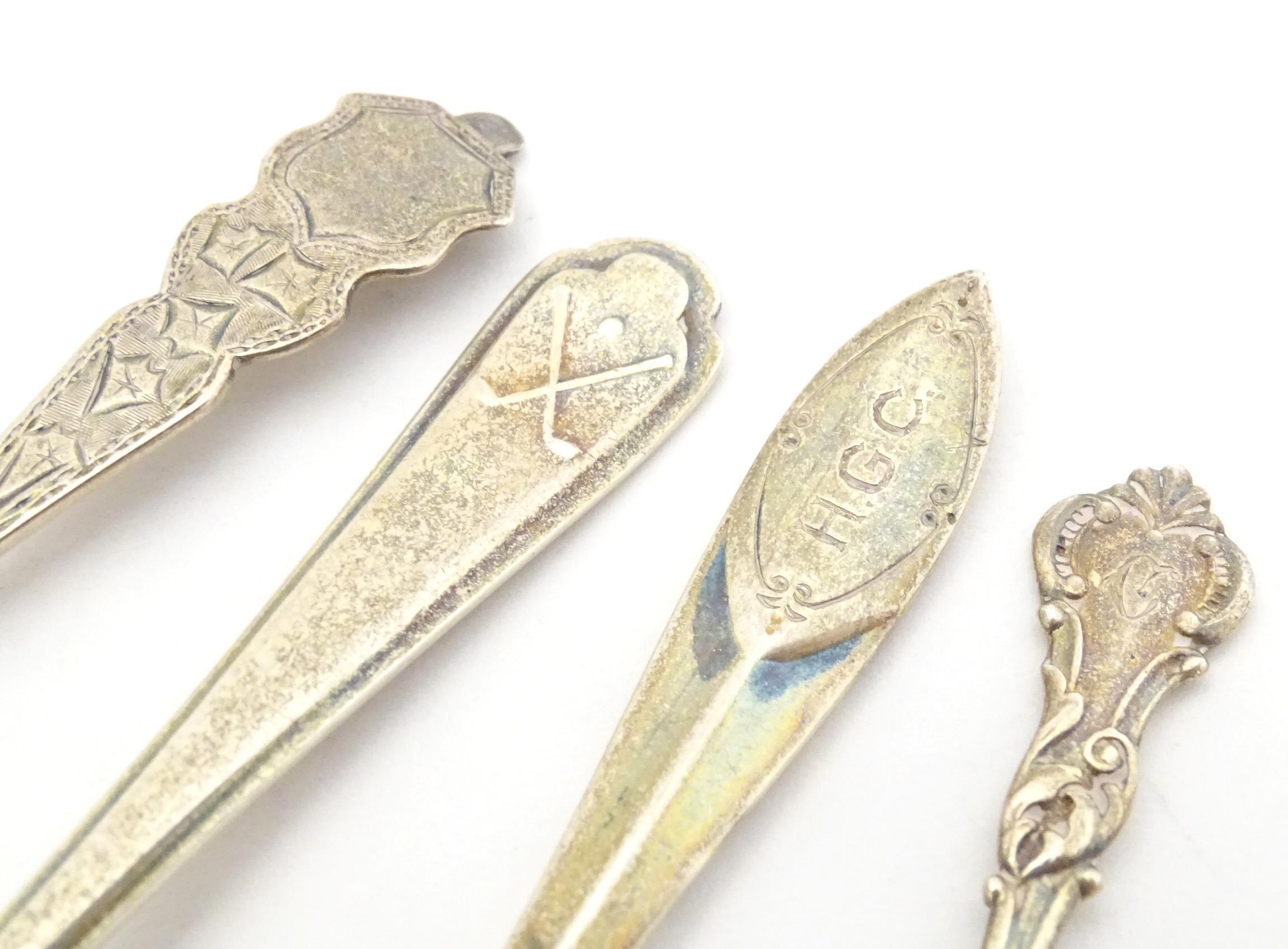 Four assorted silver teaspoons, together with a silver handled fork. Largest approx. 6 1/2" long (5) - Image 5 of 6