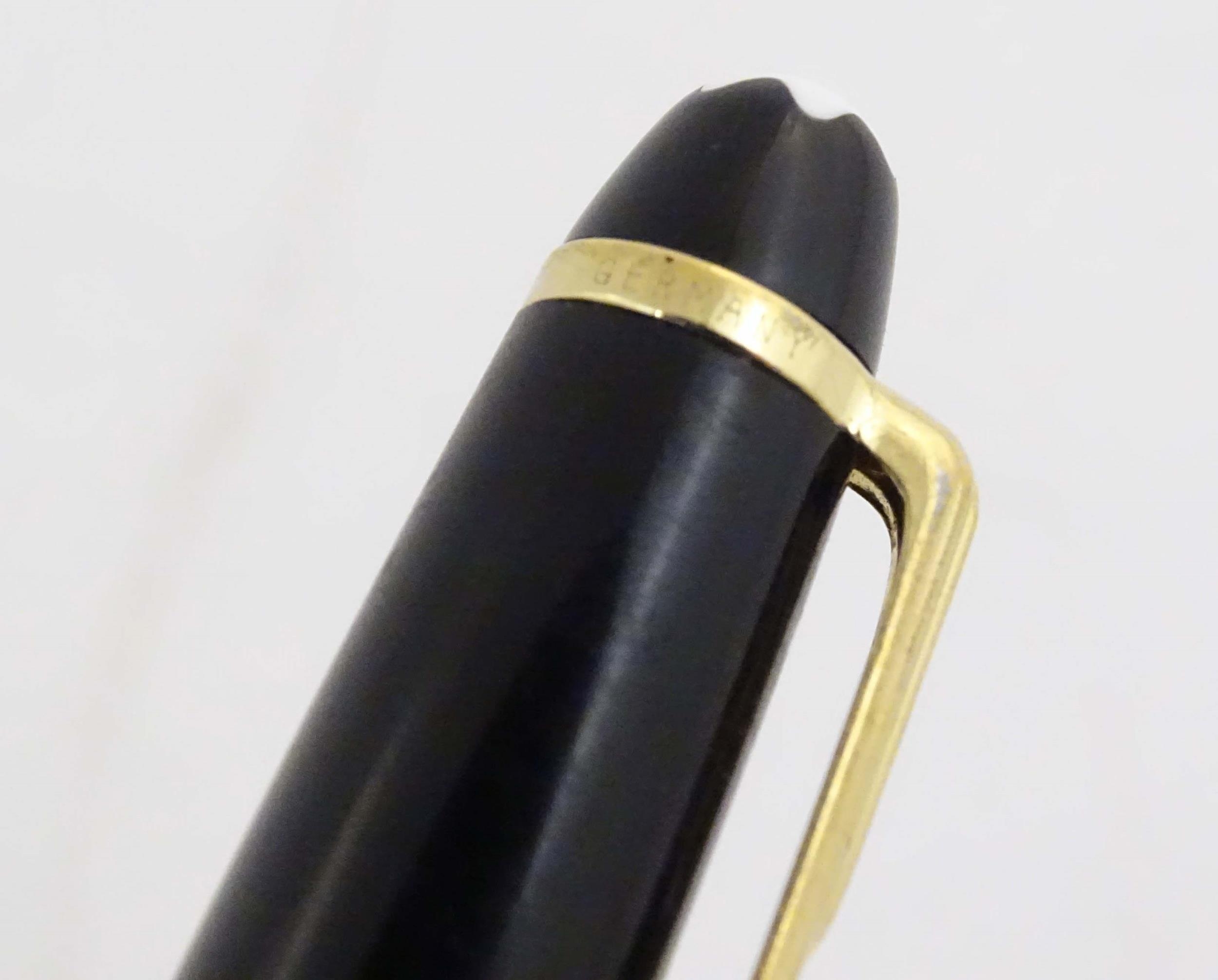 A cased Montblanc 'Meisterstuck' ballpoint pen, in black finish and decorated with gilt banding. - Image 11 of 12