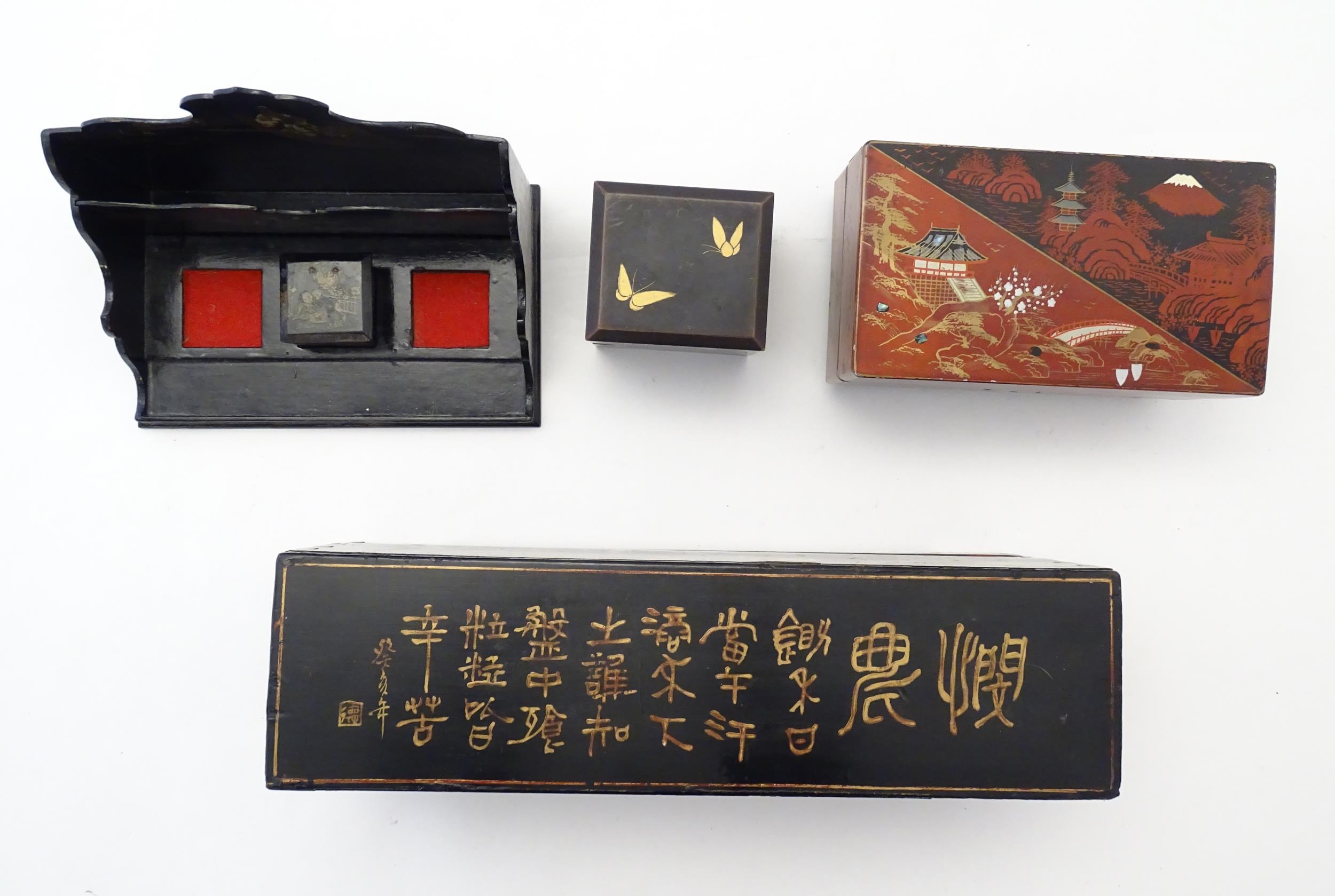 Four Oriental lacquered items comprising a desk tidy / organiser with shaped back decorated with a - Bild 6 aus 15