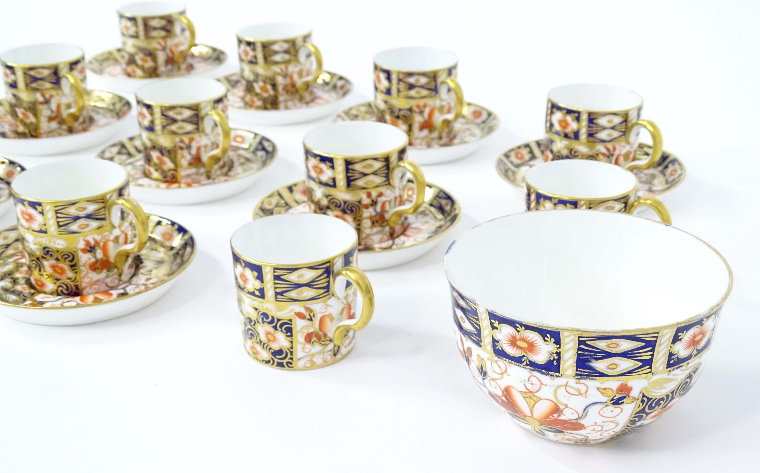 A quantity of Royal Crown Derby coffee cups, saucers, and a sugar bowl decorated in the Imari - Bild 4 aus 10