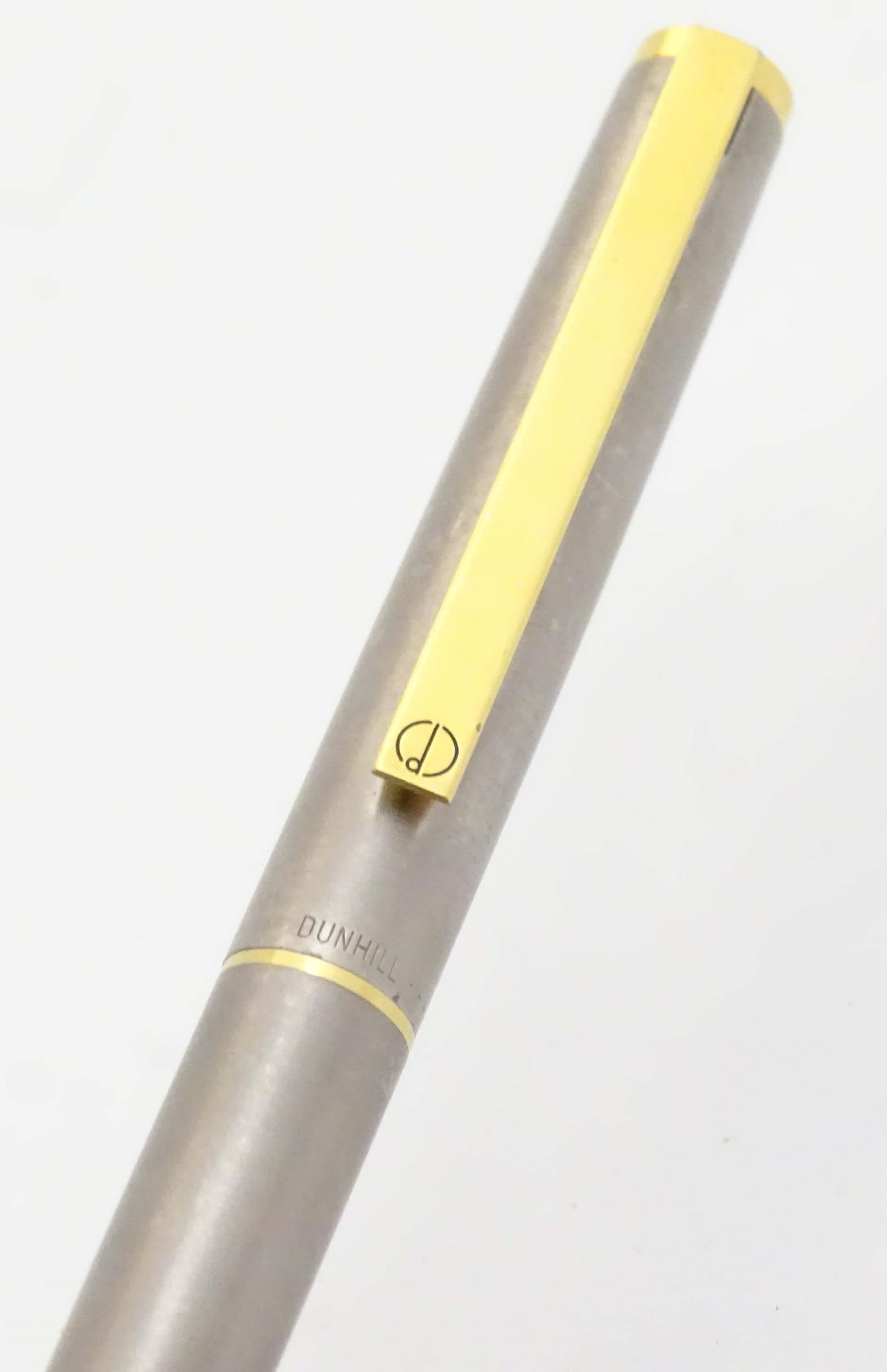 A Dunhill fountain pen, with rolled finish, gilt mounts and 14K gold nib. Approx. 5 1/2" long Please - Image 9 of 9