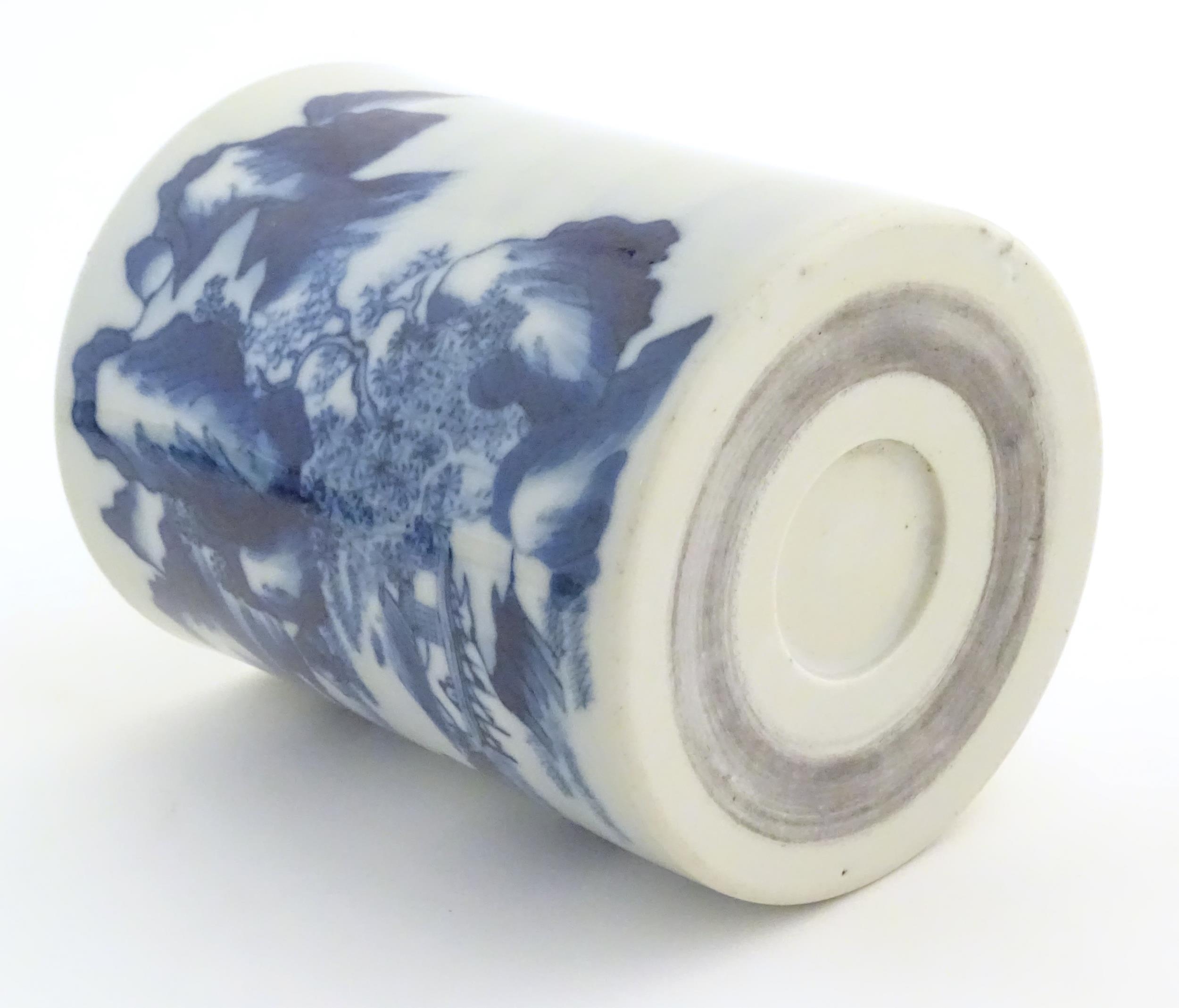 A Chinese blue and white brush pot of cylindrical form decorated with a stylised landscape with - Bild 3 aus 7