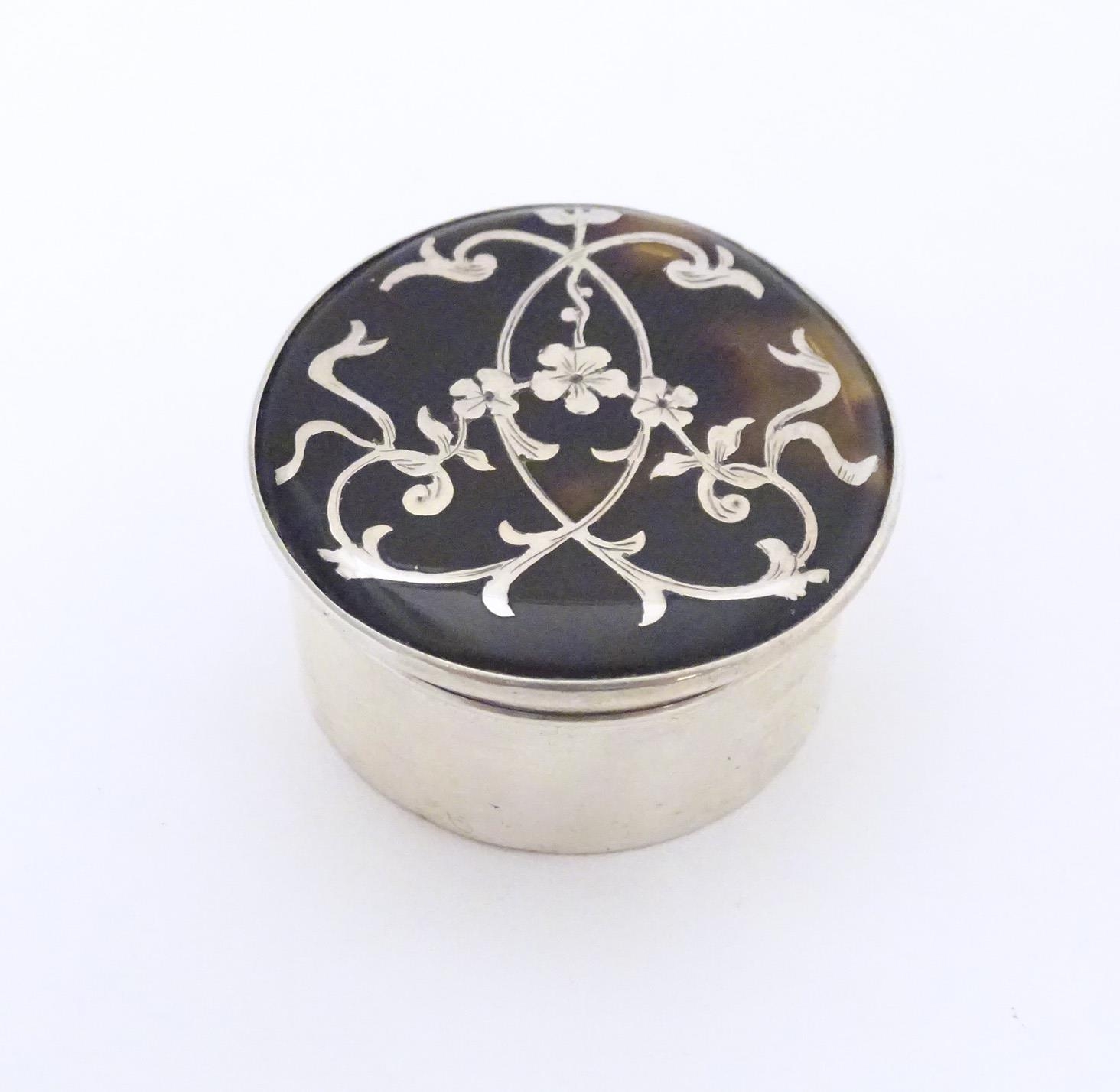 A silver and tortoiseshell pill box with pique decoration to lid. Hallmarked London 1912 Approx. 1 - Image 6 of 6