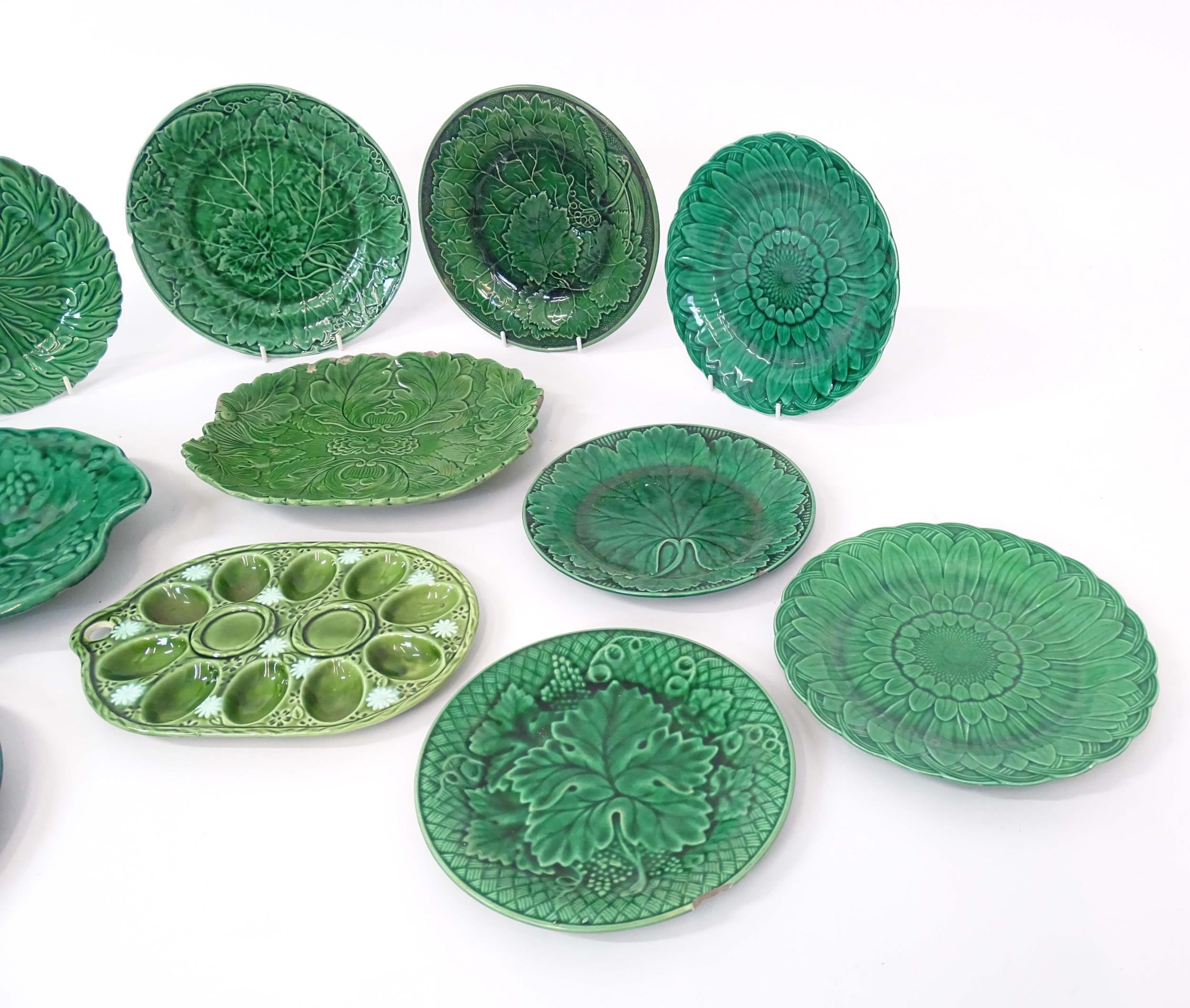 A quantity of assorted majolica leaf plates to include examples by Wedgwood, Davenport, etc. Some - Bild 5 aus 16