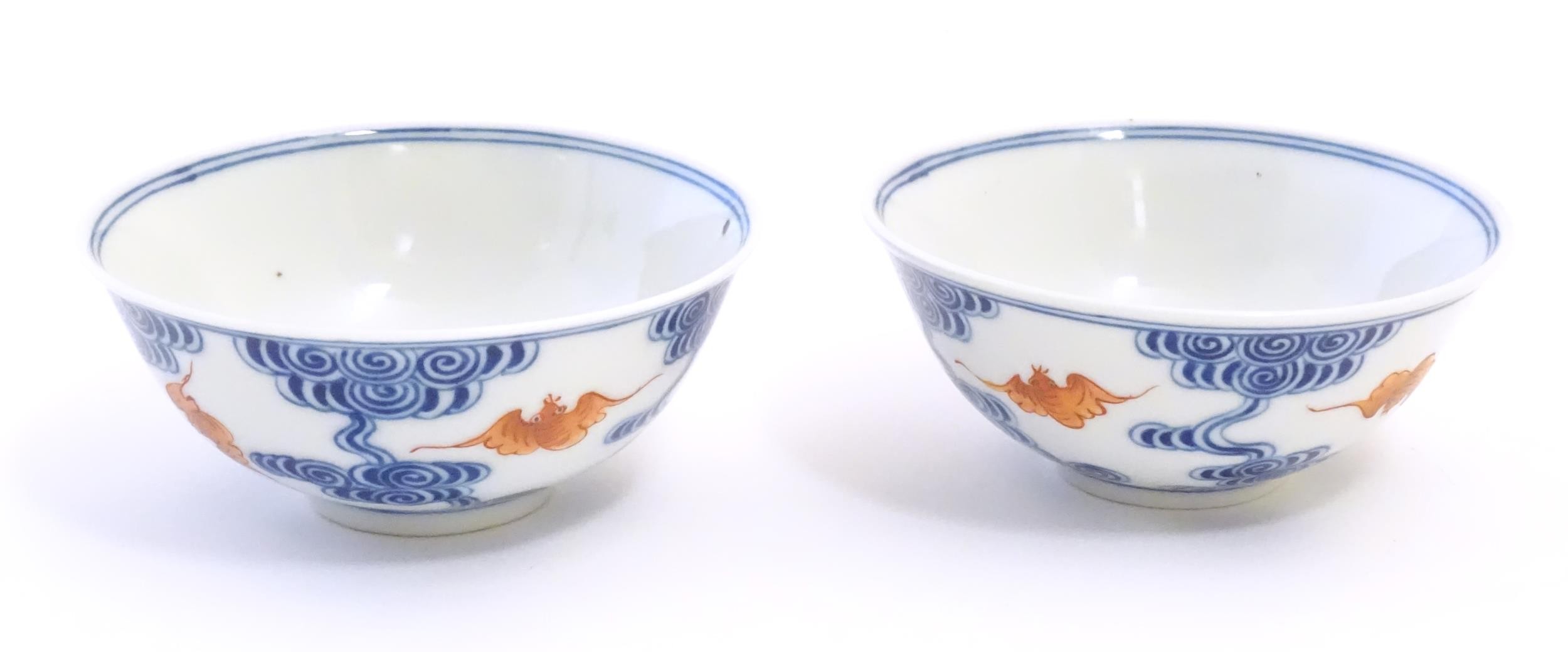 A pair of Chinese bowls decorated with stylised bats amongst clouds. Character marks under. - Bild 4 aus 9