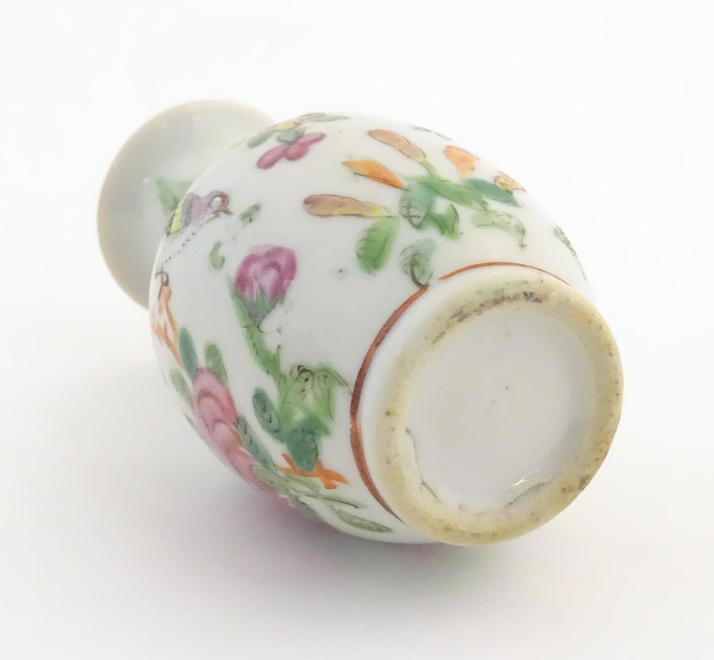 A small Chinese famille rose baluster vase decorated with butterflies amongst flowers and foliage. - Bild 7 aus 7