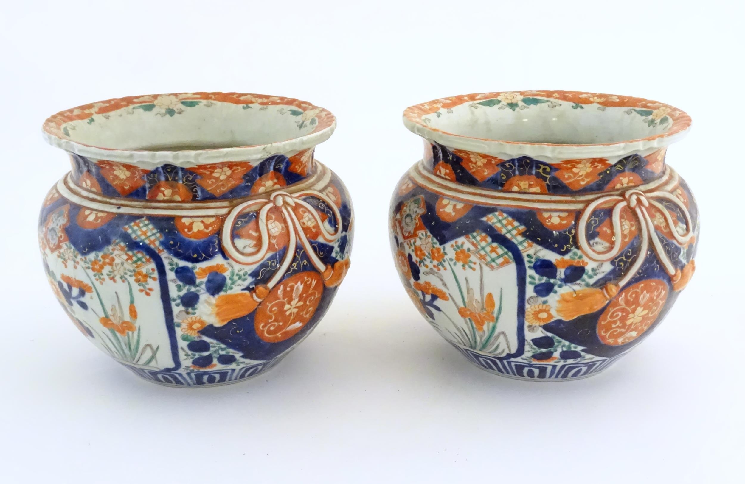 A pair of Oriental planters / jardinieres decorated in the Imari with flowers, foliage and tassel - Bild 3 aus 8