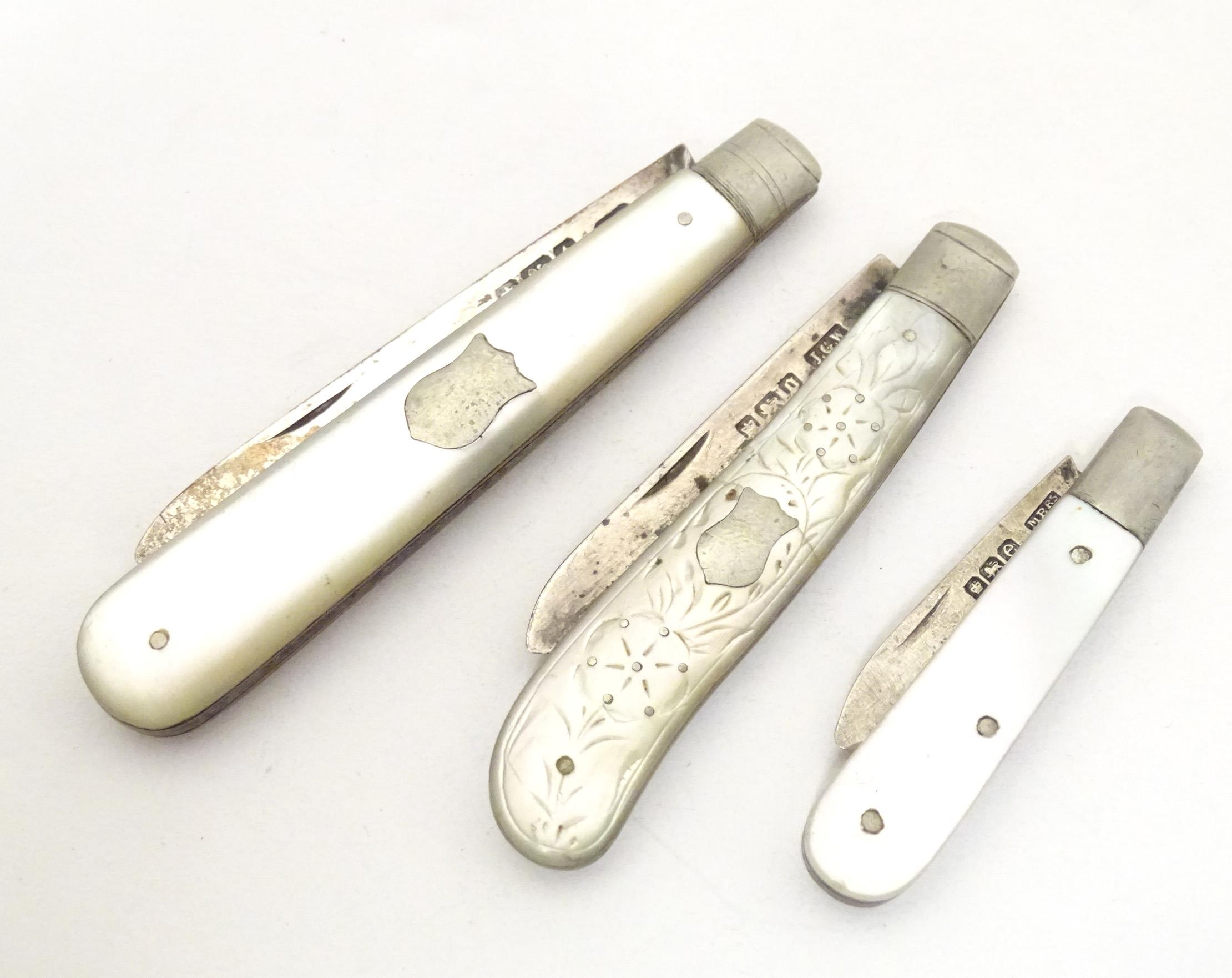 Three various silver folding fruit knives with mother of pearl handles hallmarked Sheffield 1911, - Image 2 of 5