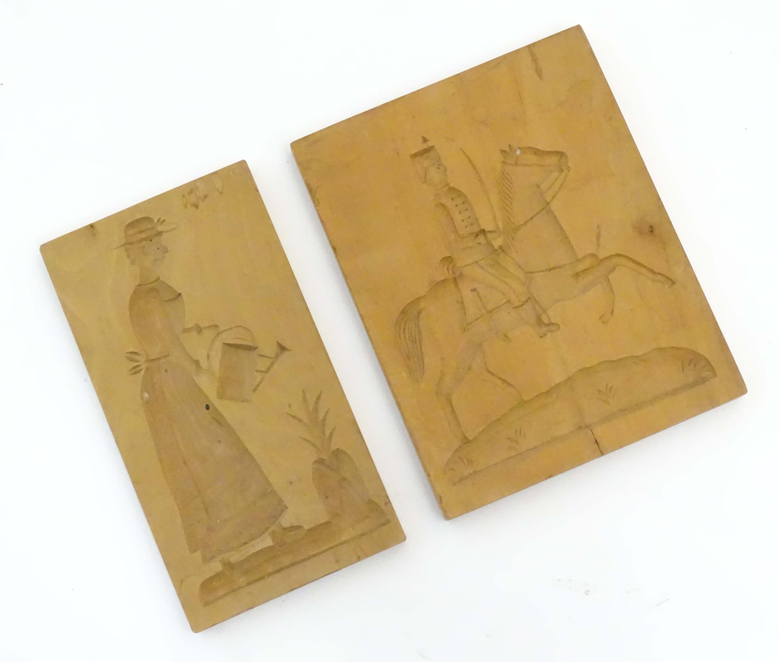 Two 20thC carved wooden shortbread / biscuit / cookie moulds, one depicting a soldier on - Image 3 of 6