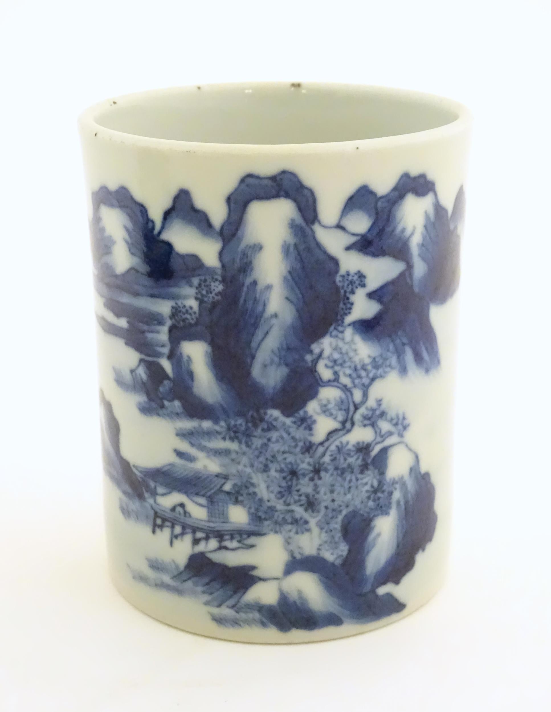 A Chinese blue and white brush pot of cylindrical form decorated with a stylised landscape with - Bild 2 aus 7