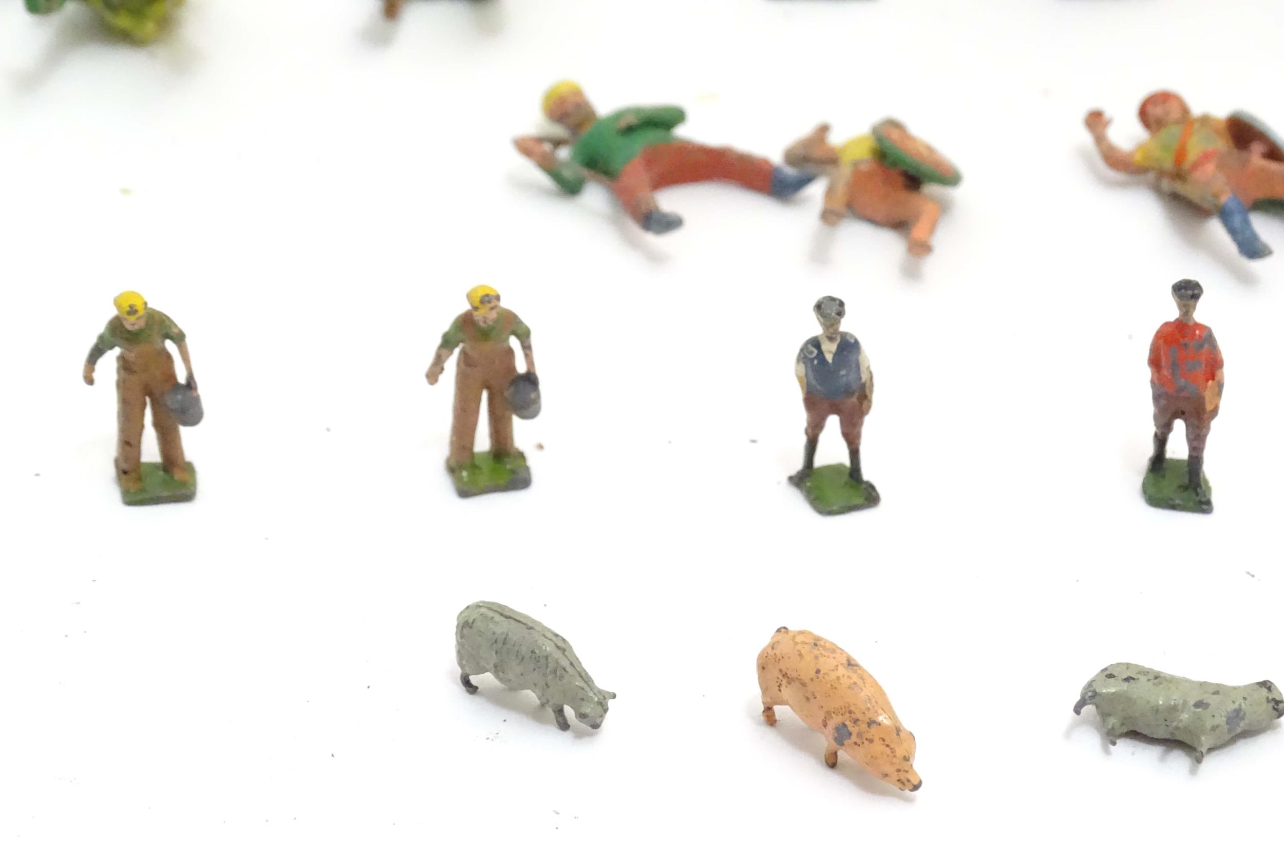 Toys: A quantity of assorted military figures to include Airfix plastic foot soldiers / infantry - Image 11 of 38