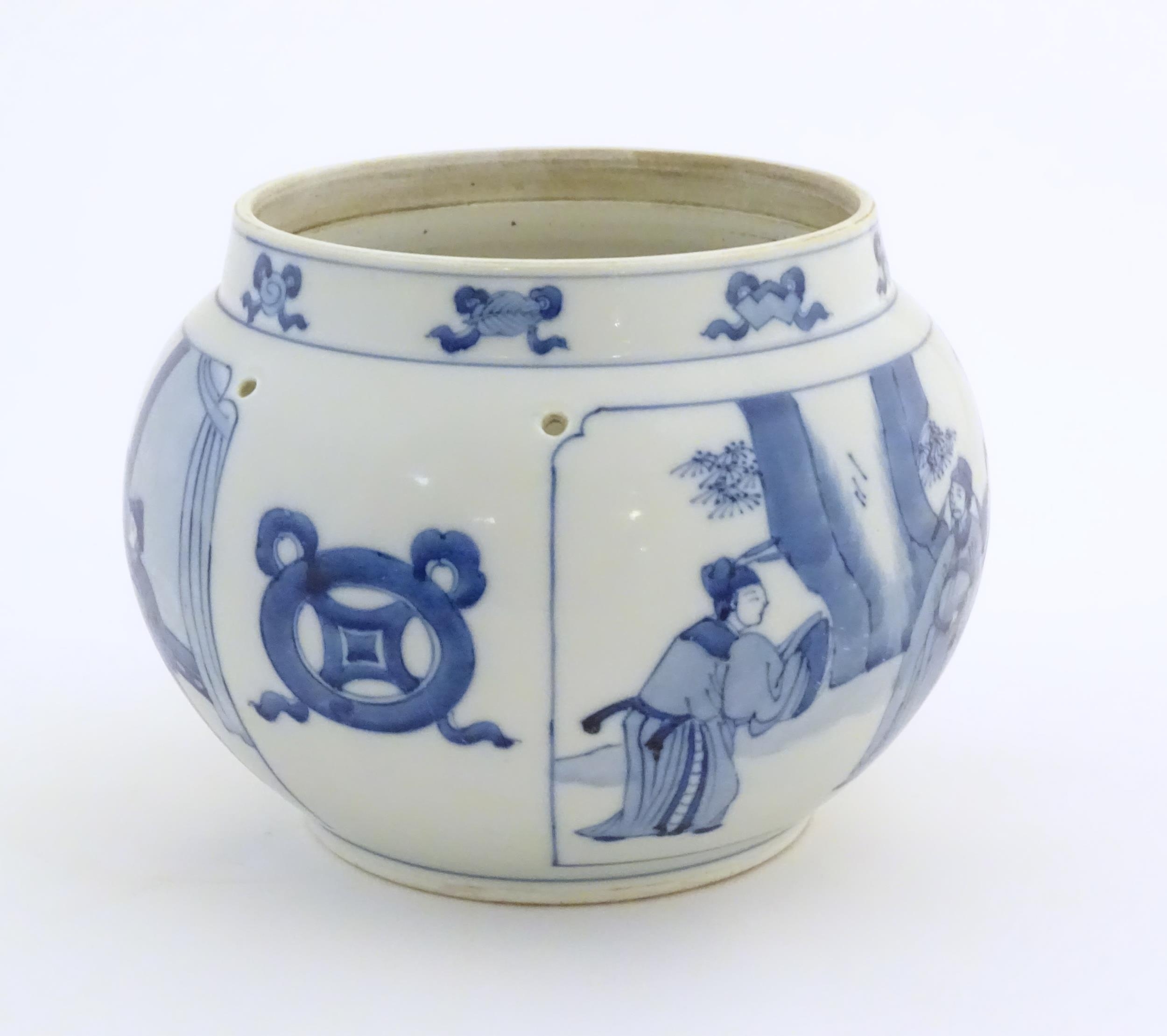 A Chinese blue and white planter with four drilled hanging holes, decorated with panelled decoration - Bild 3 aus 6