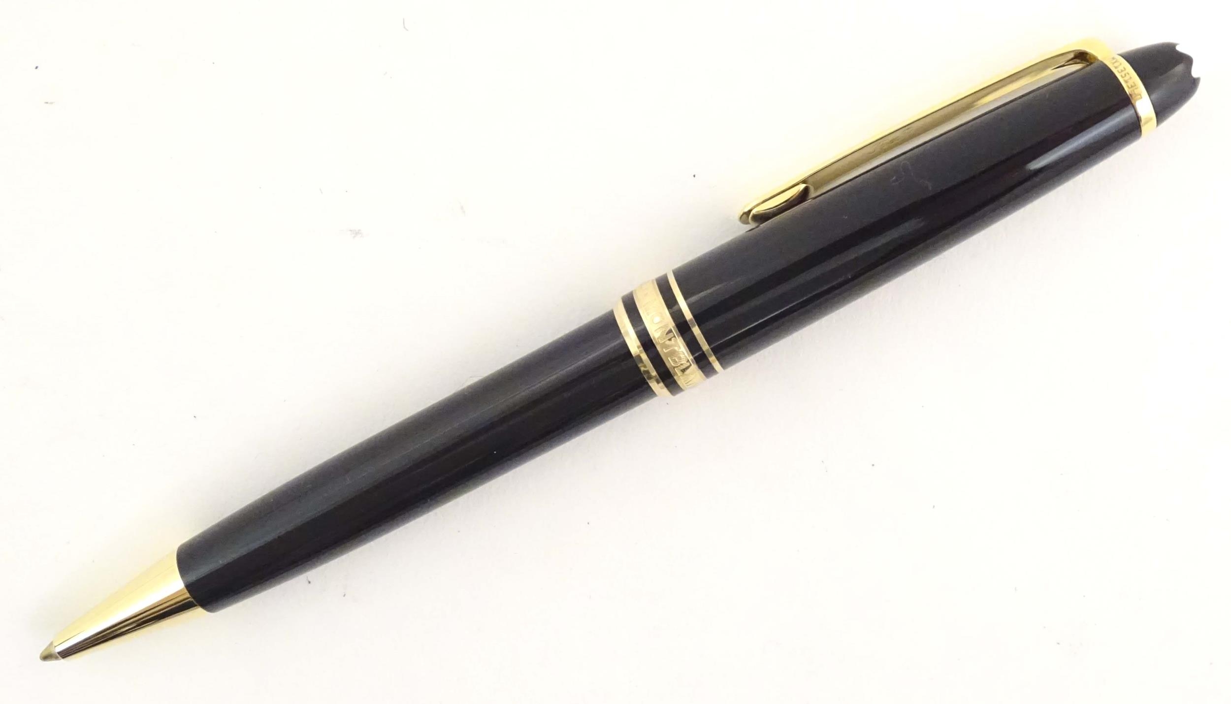 A cased Montblanc 'Meisterstuck' ballpoint pen, in black finish and decorated with gilt banding. - Image 7 of 13