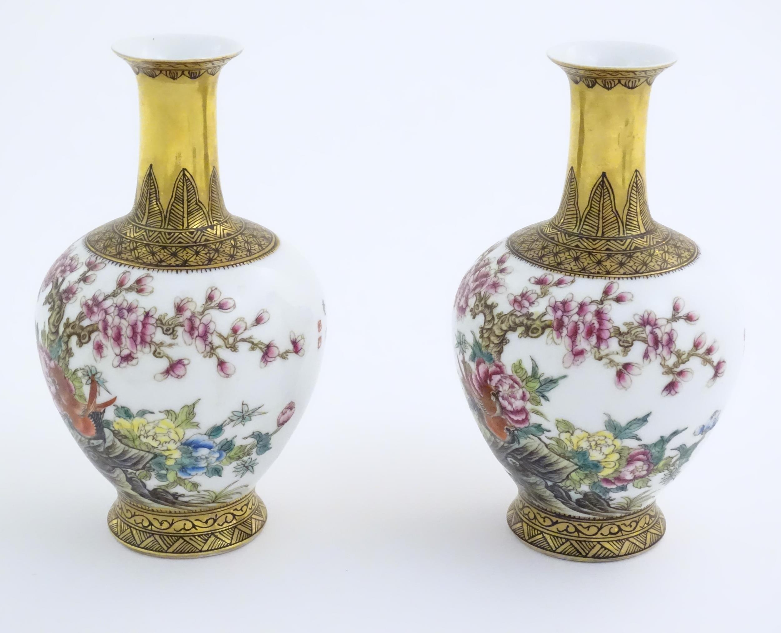 A pair of Chinese vases decorated with birds, flowers and blossom trees, with gilt detail to necks - Bild 2 aus 11