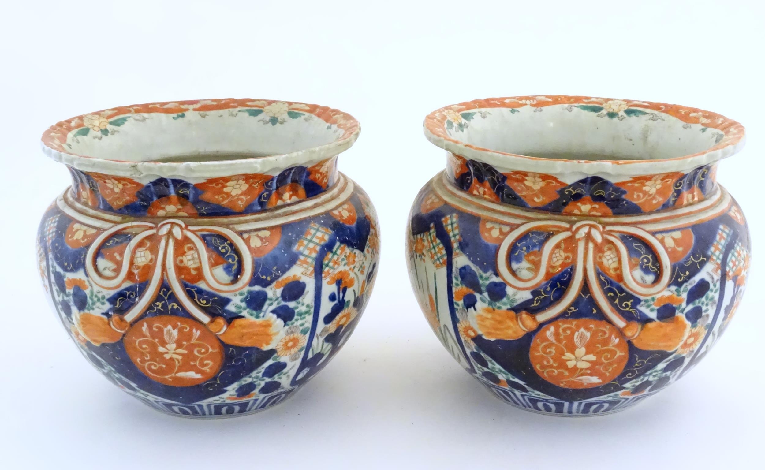 A pair of Oriental planters / jardinieres decorated in the Imari with flowers, foliage and tassel - Bild 5 aus 8