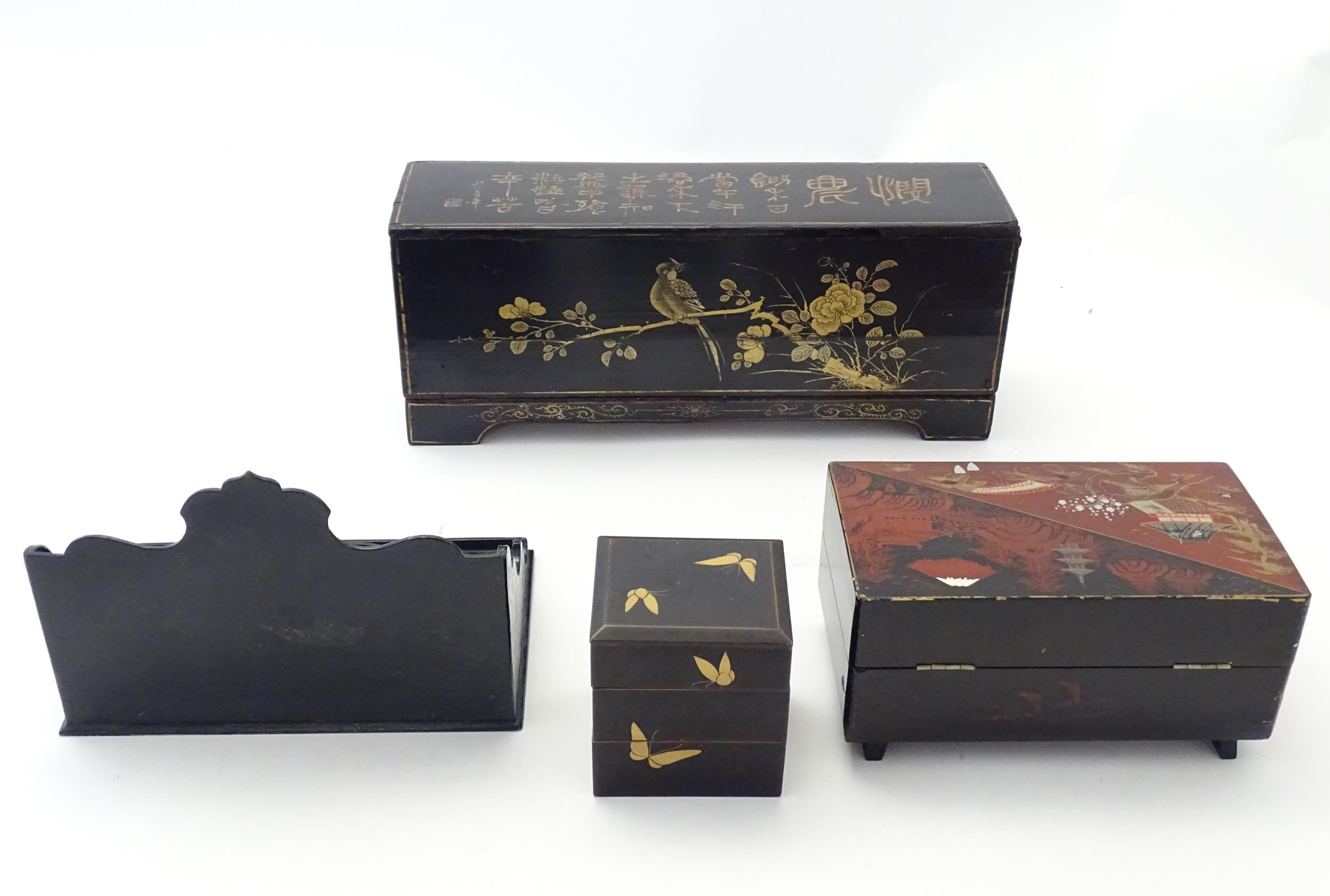 Four Oriental lacquered items comprising a desk tidy / organiser with shaped back decorated with a - Bild 5 aus 15