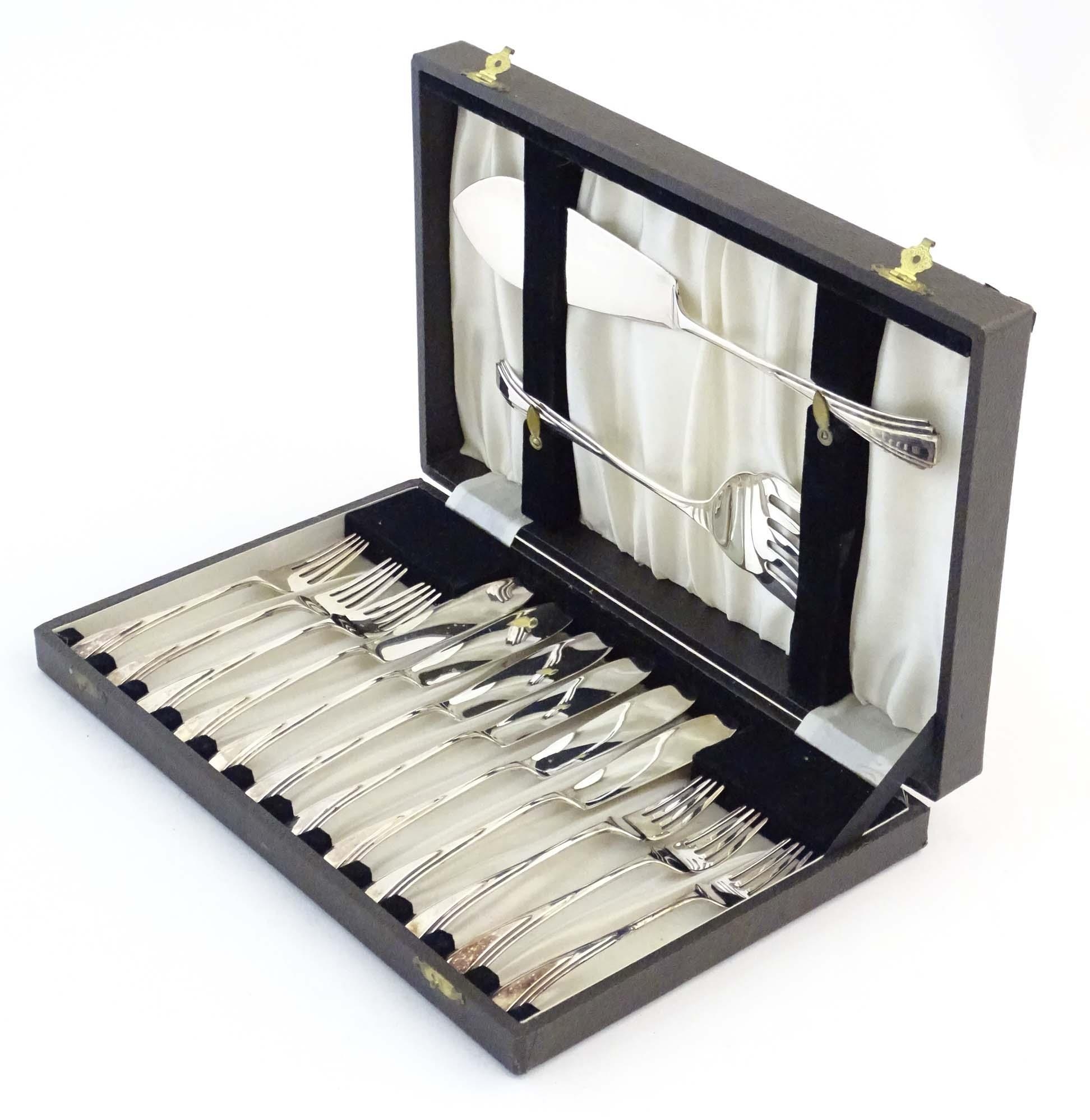 A cased silver plate six place set of fish eaters and servers with Art Deco style decoration. Please - Image 3 of 6