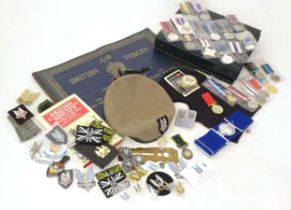 Militaria: a quantity of 20thC military items, including a beret by Patey London Ltd, size 61 - 7