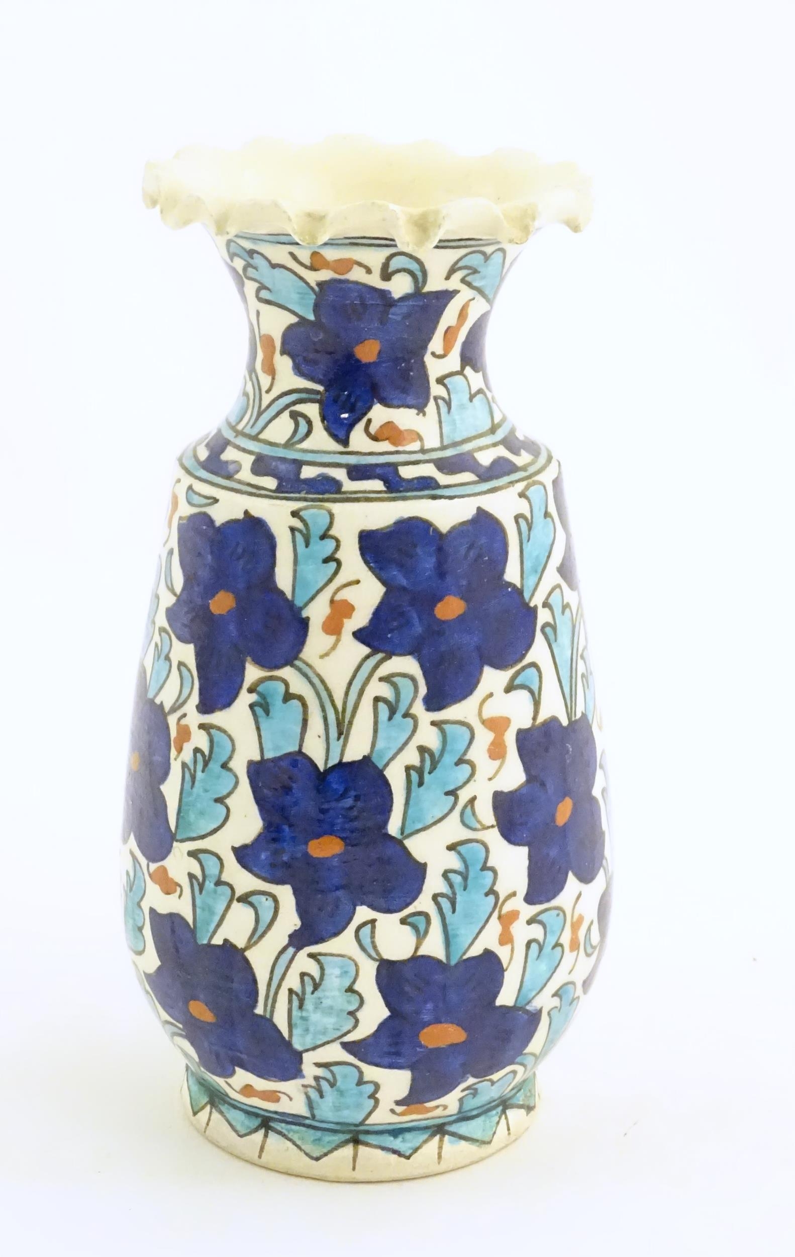 An Iznik style vase with blue, white and red floral and foliate detail. Approx. 7 3/4" high Please - Bild 3 aus 7