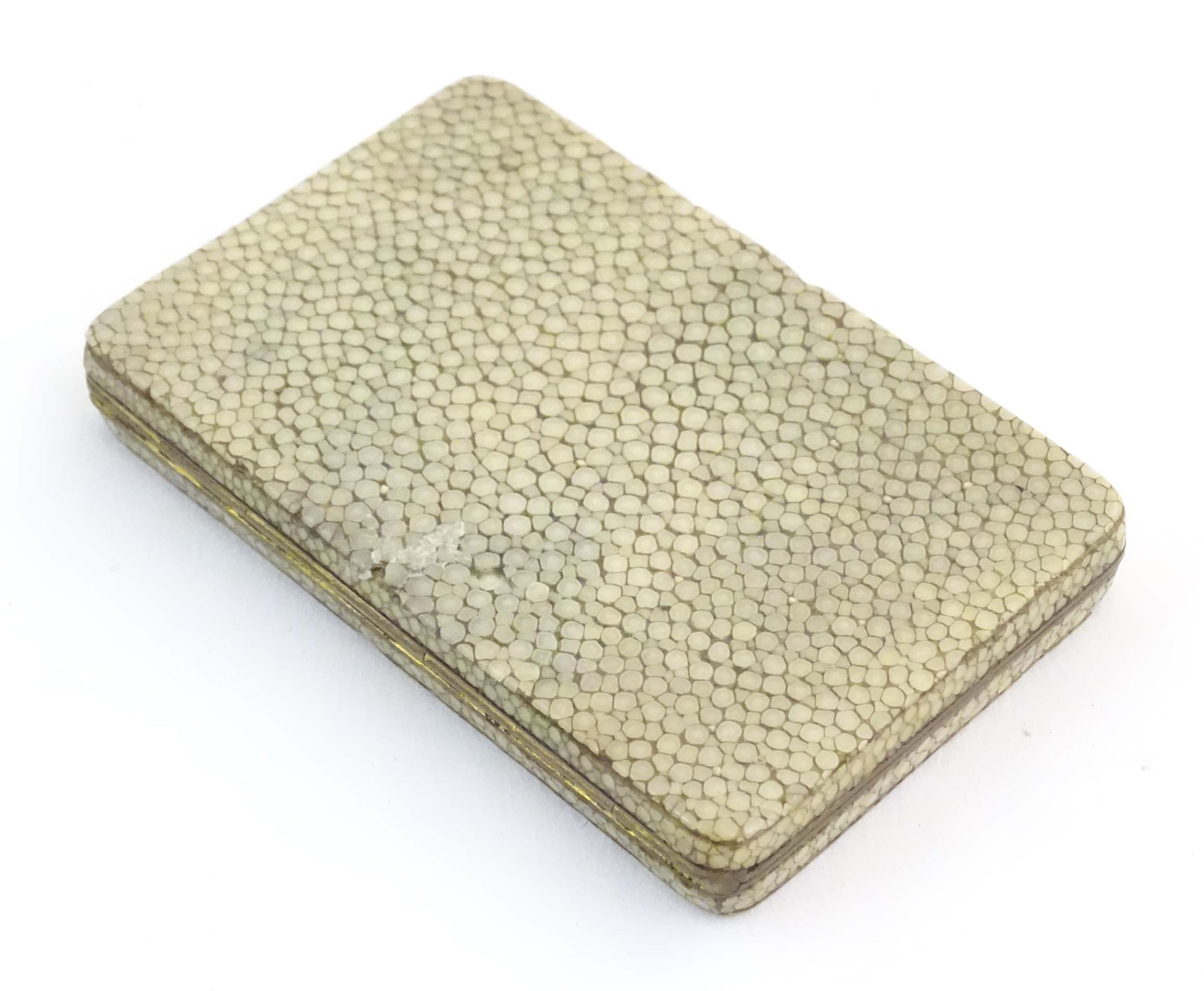 An early 20thC shagreen cheroot case with gilt interior. Approx. 1/2" x 3 1/4" x 2" Please Note - we - Image 4 of 9