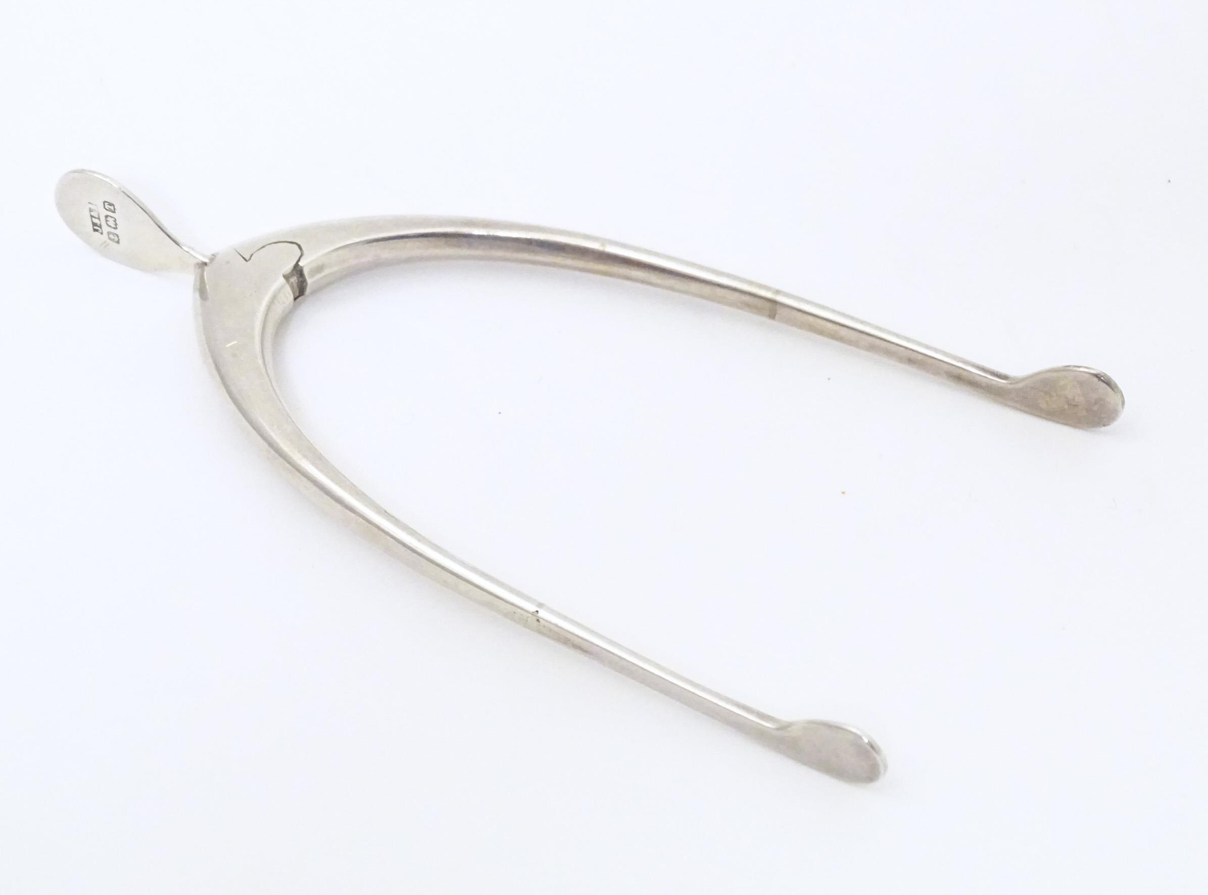 Silver sugar tongs of wishbone form, hallmarked Birmingham 1943, maker James Swann & Son. Approx. 4" - Image 2 of 5