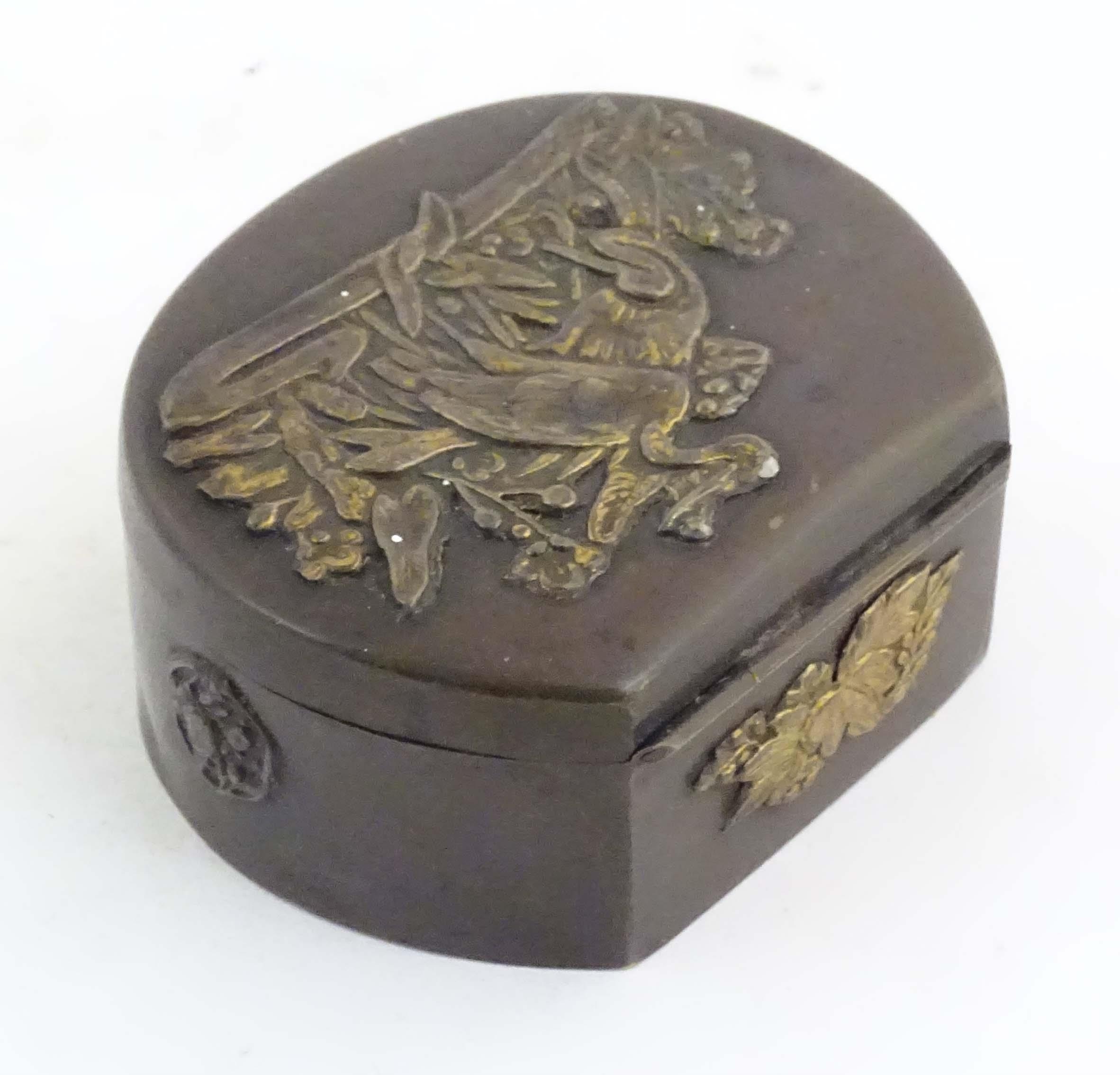 A Japanese lacquered brass stud box with a hinged lid, decorated with applied crane bird and - Image 5 of 8