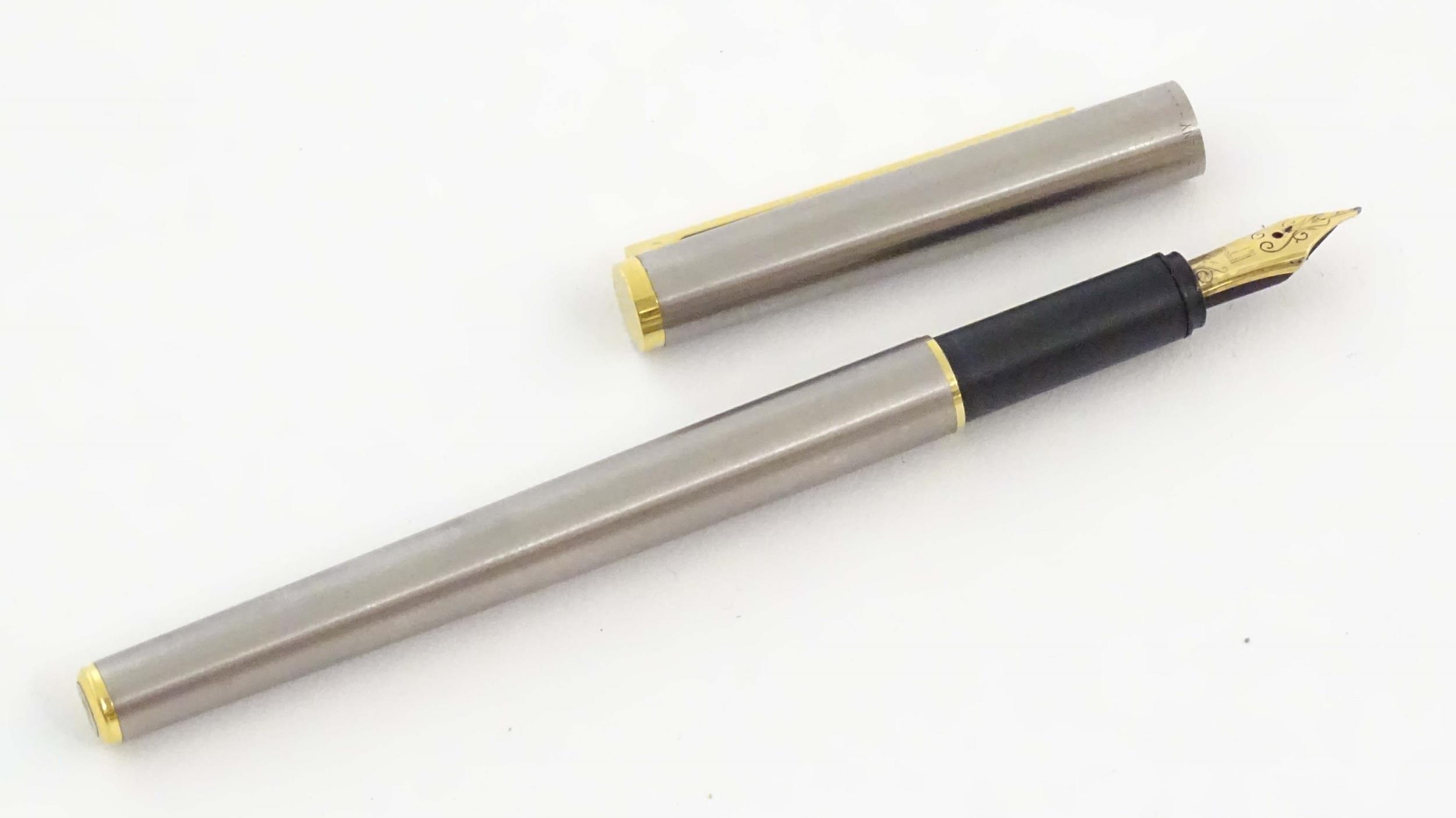 A Dunhill fountain pen, with rolled finish, gilt mounts and 14K gold nib. Approx. 5 1/2" long Please - Image 5 of 9