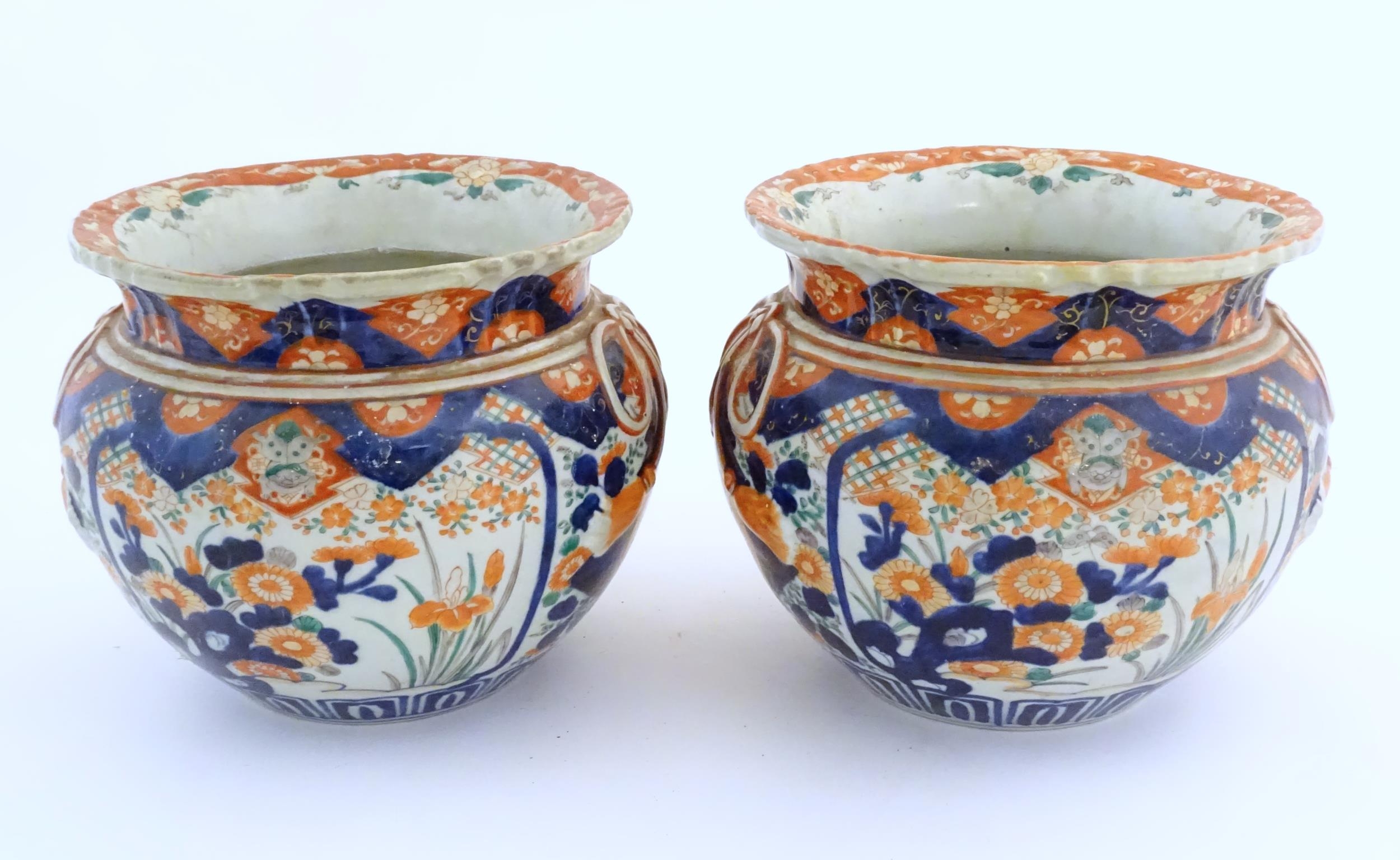 A pair of Oriental planters / jardinieres decorated in the Imari with flowers, foliage and tassel - Bild 4 aus 8