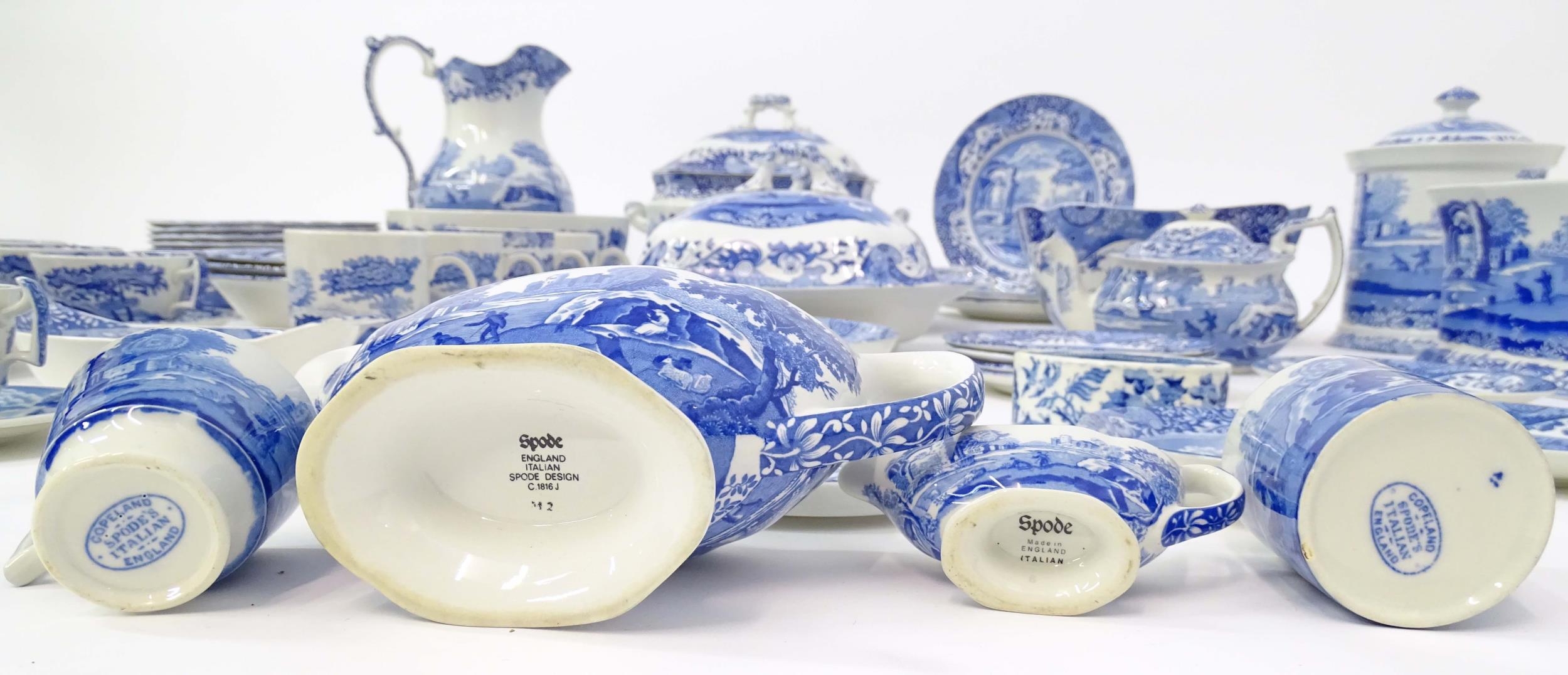 A quantity of blue and white Copeland Spode and Spode tea and dinner wares in the Italian pattern to - Bild 16 aus 29