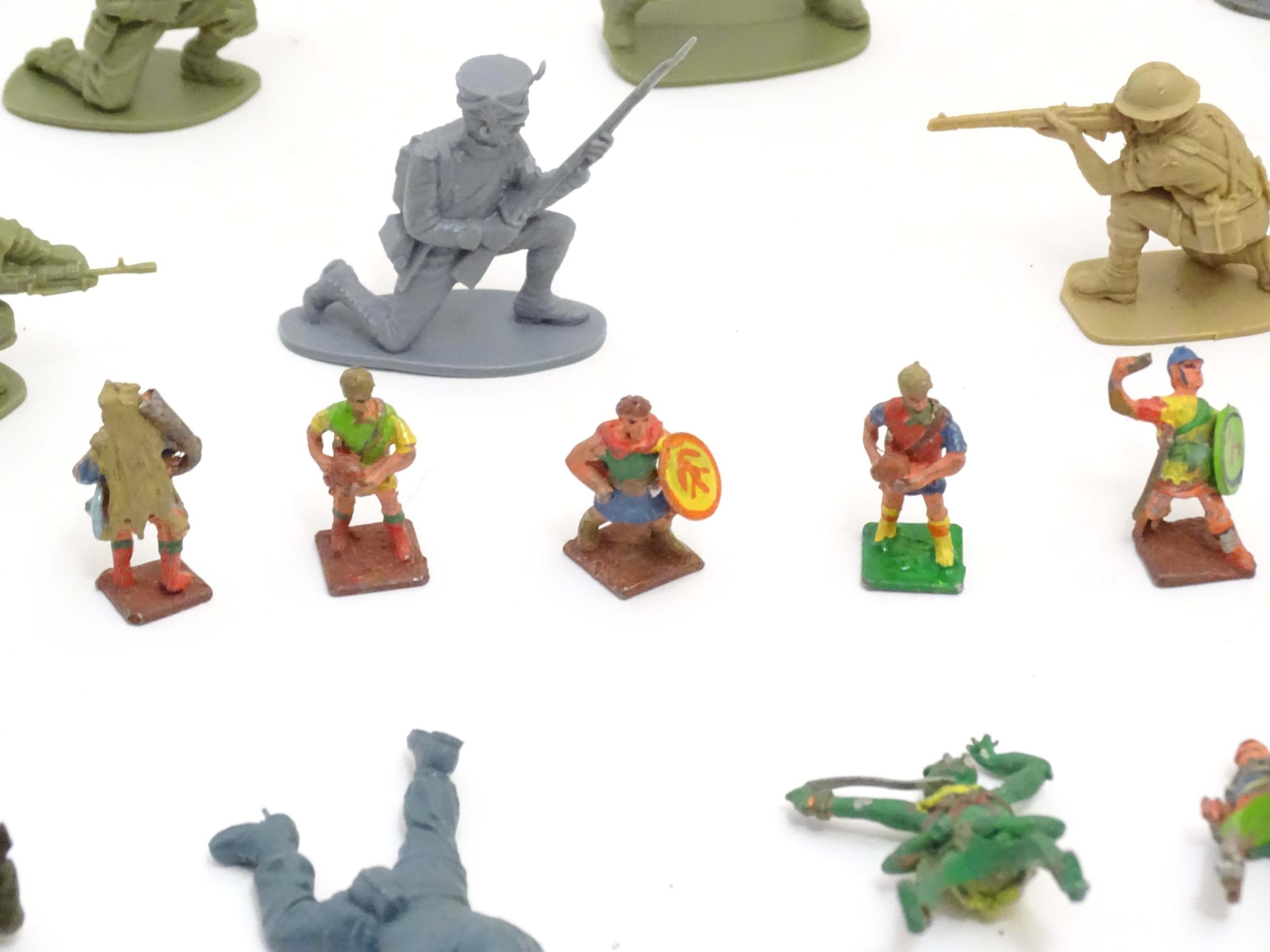 Toys: A quantity of assorted military figures to include Airfix plastic foot soldiers / infantry - Image 7 of 38