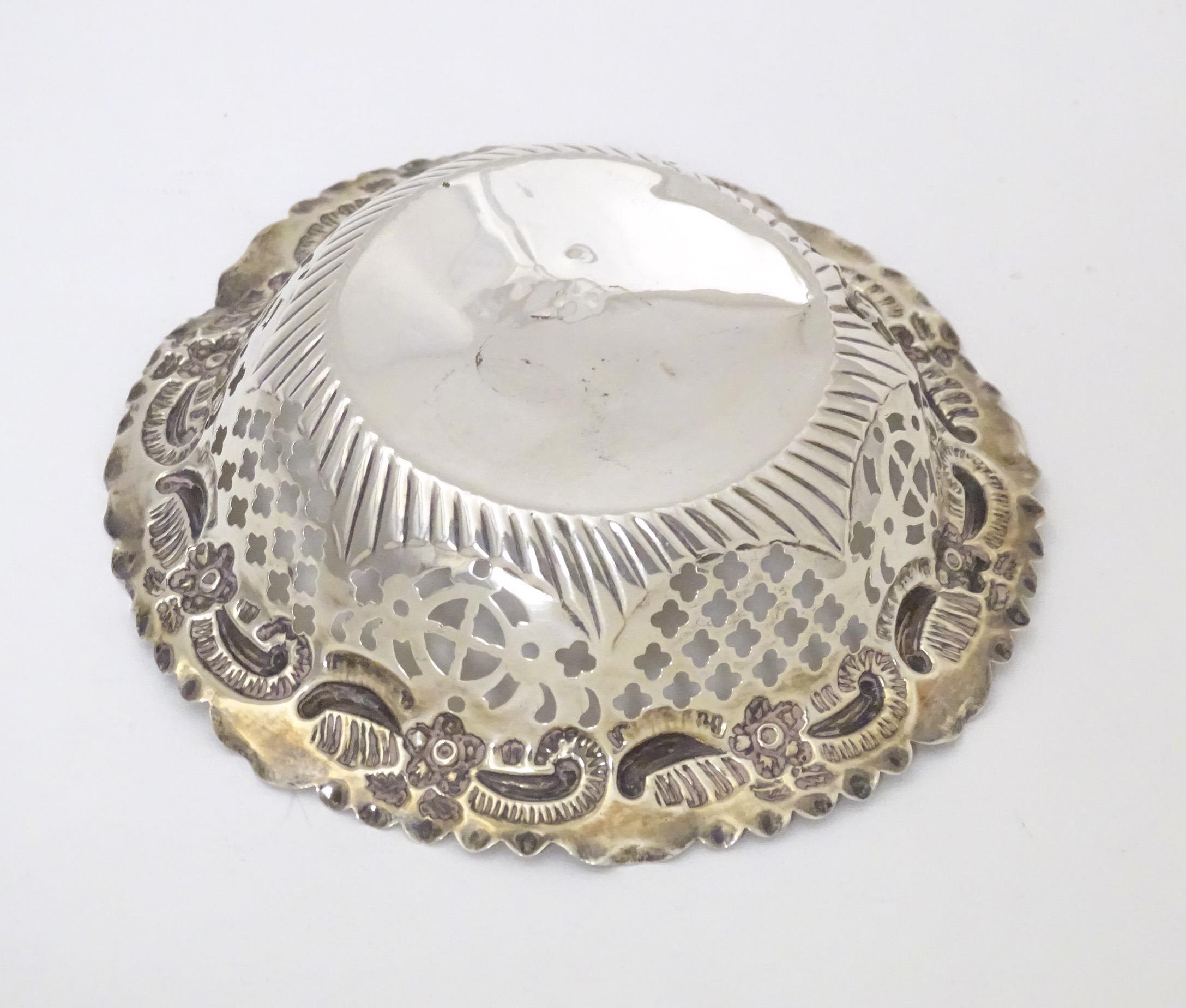 A Victorian silver bon bon dish of circular form with embossed and pierced decoration, hallmarked - Image 5 of 6