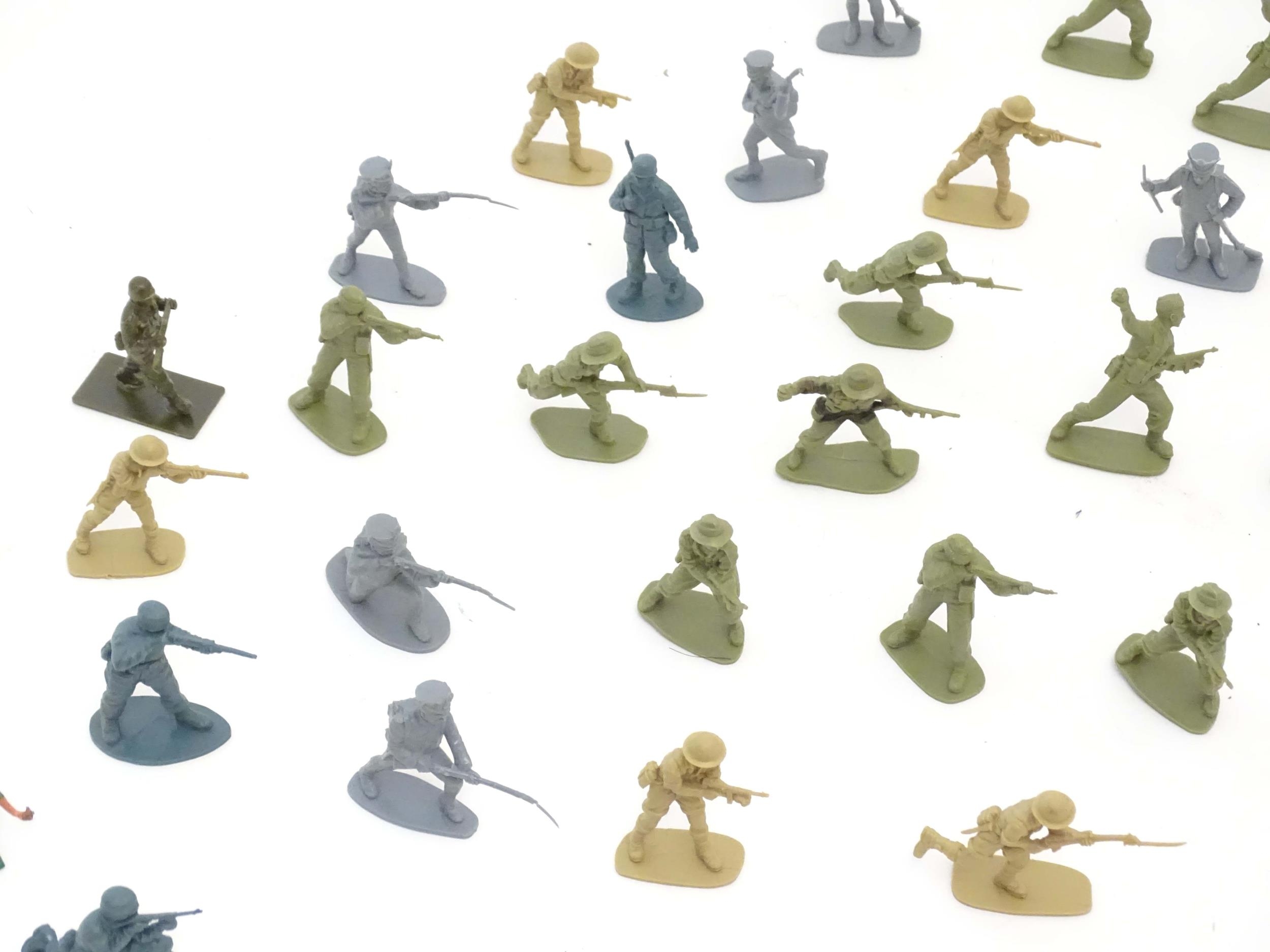 Toys: A quantity of assorted military figures to include Airfix plastic foot soldiers / infantry - Image 5 of 38