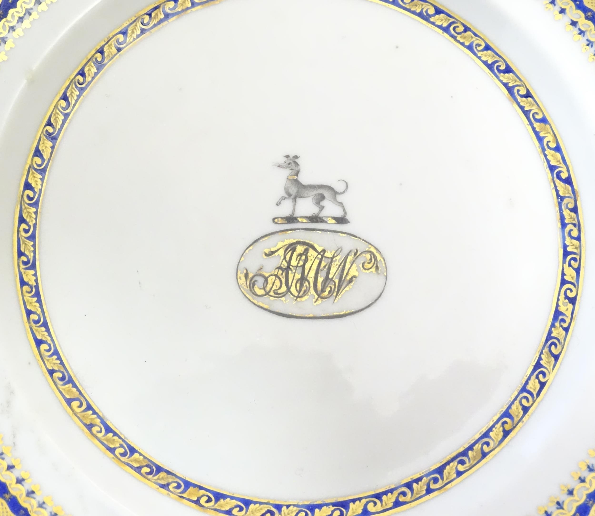 A Chinese Export plate with long dog armorial and monogram under, with gilt leaf border. Approx. 7 - Bild 3 aus 3