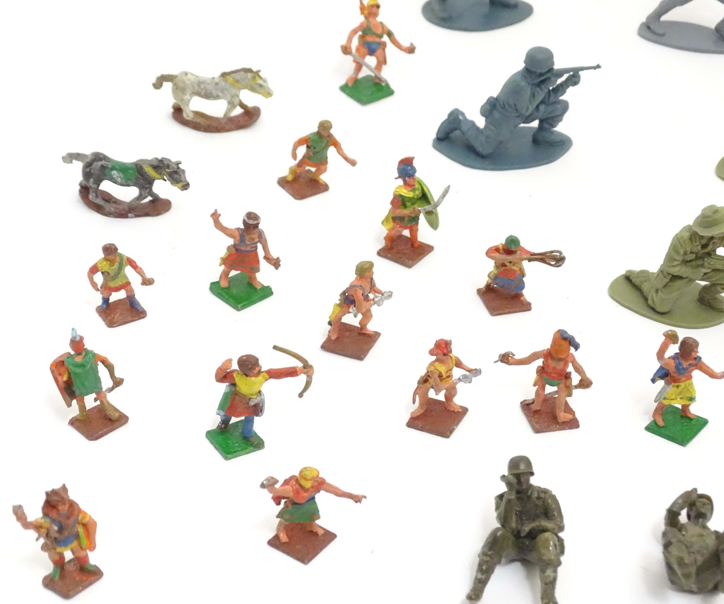 Toys: A quantity of assorted military figures to include Airfix plastic foot soldiers / infantry - Image 6 of 38