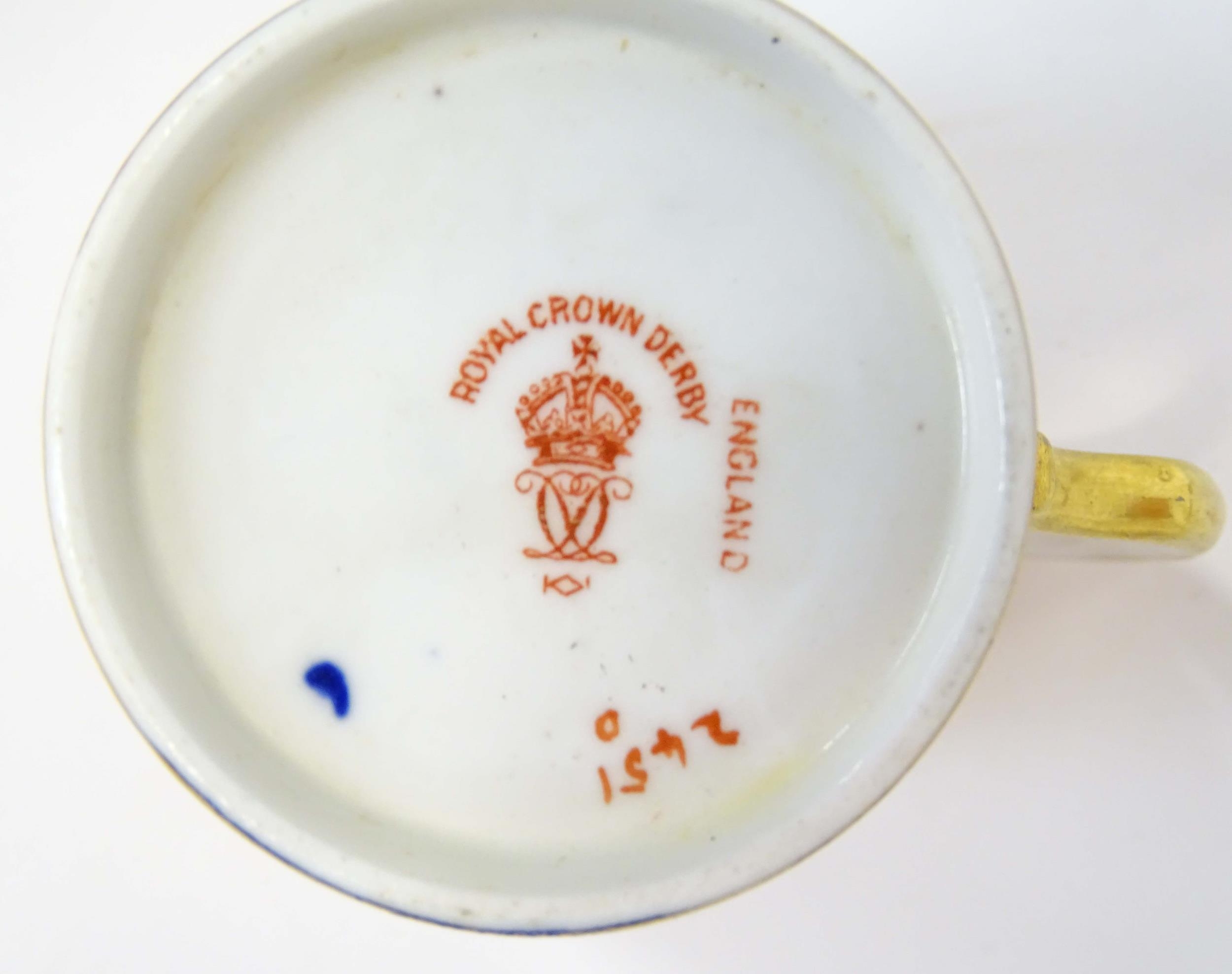 A quantity of Royal Crown Derby coffee cups, saucers, and a sugar bowl decorated in the Imari - Bild 10 aus 10