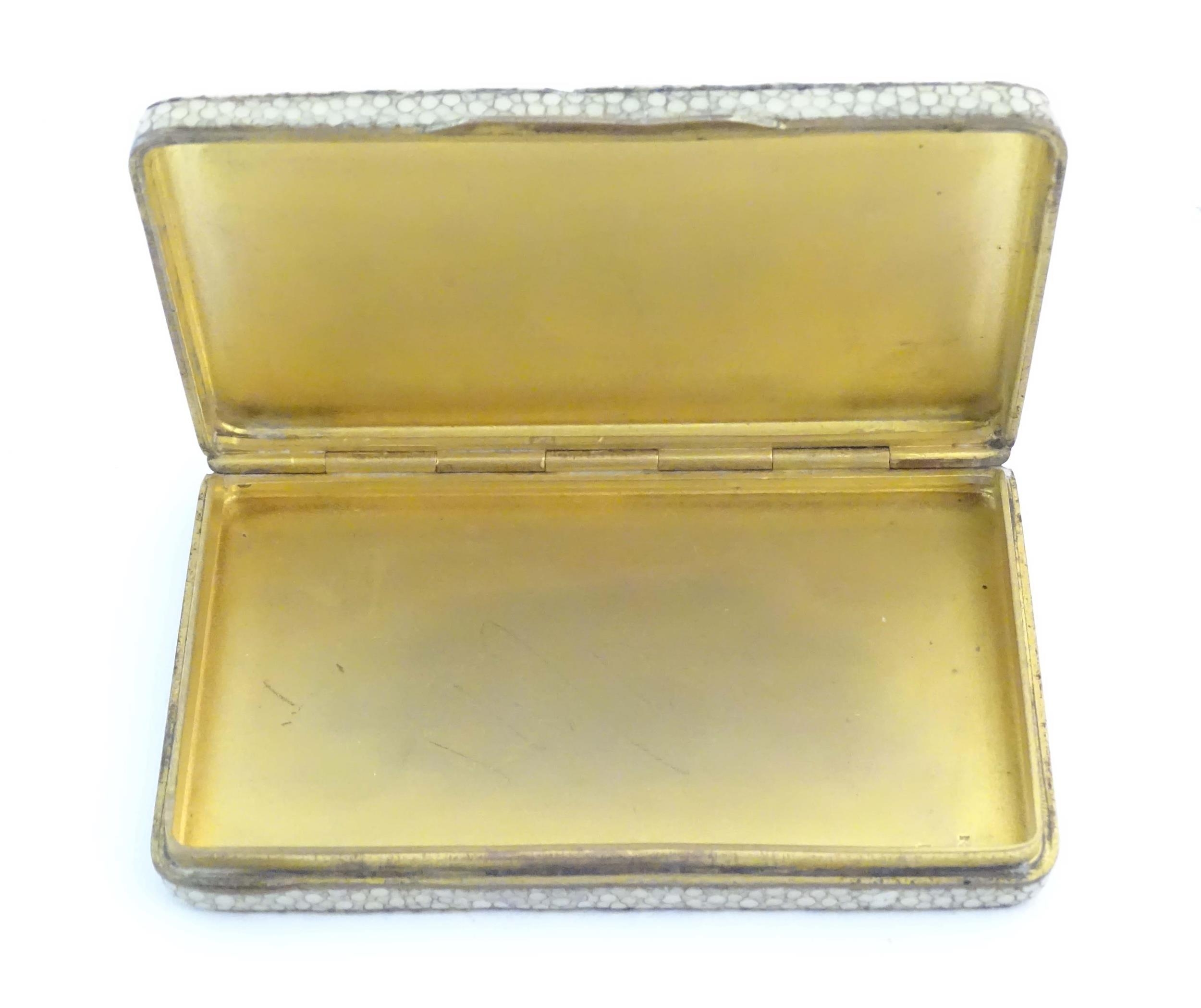 An early 20thC shagreen cheroot case with gilt interior. Approx. 1/2" x 3 1/4" x 2" Please Note - we - Image 6 of 9