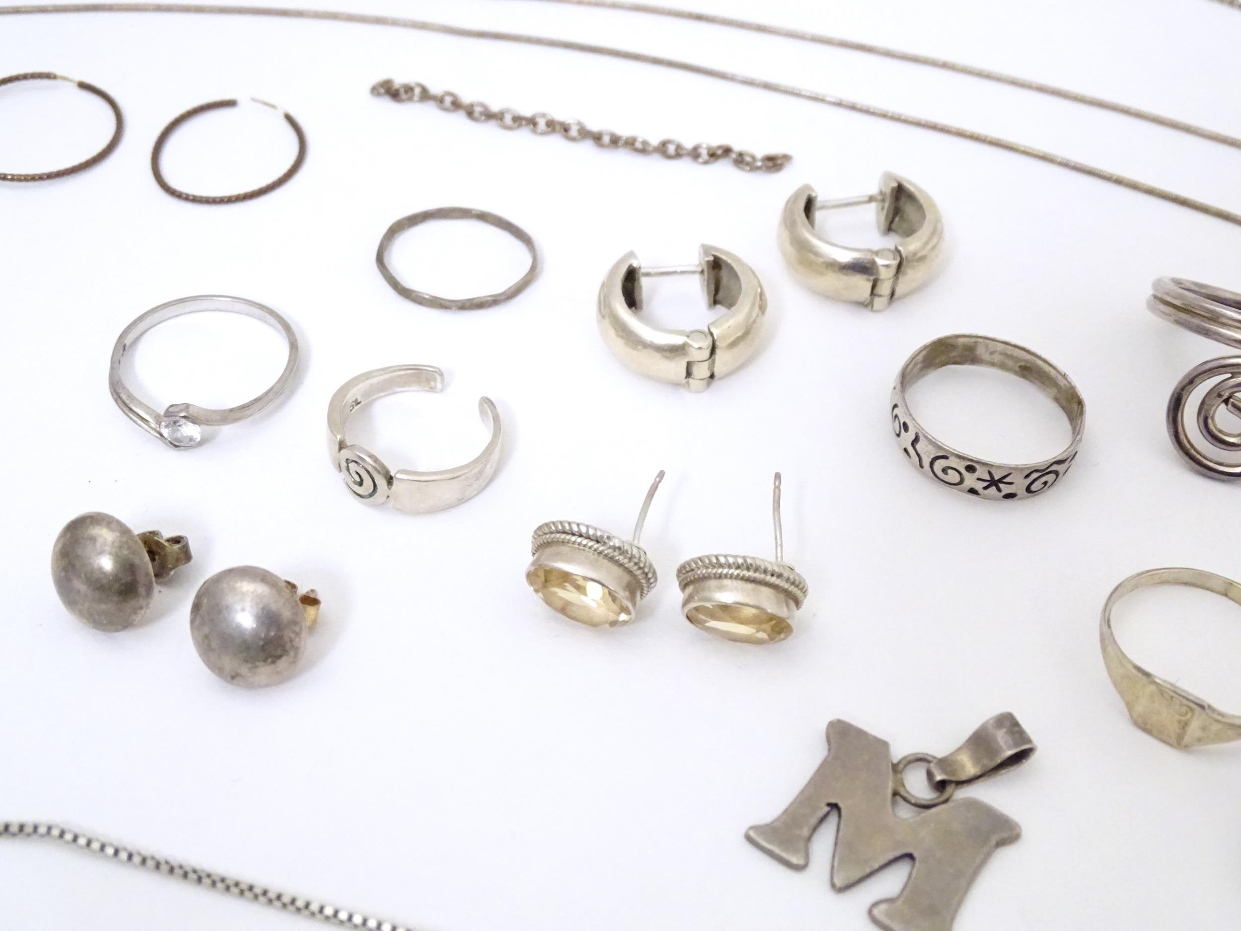 Assorted silver and white metal jewellery to include various rings, earrings, pendants, etc. - Bild 6 aus 17