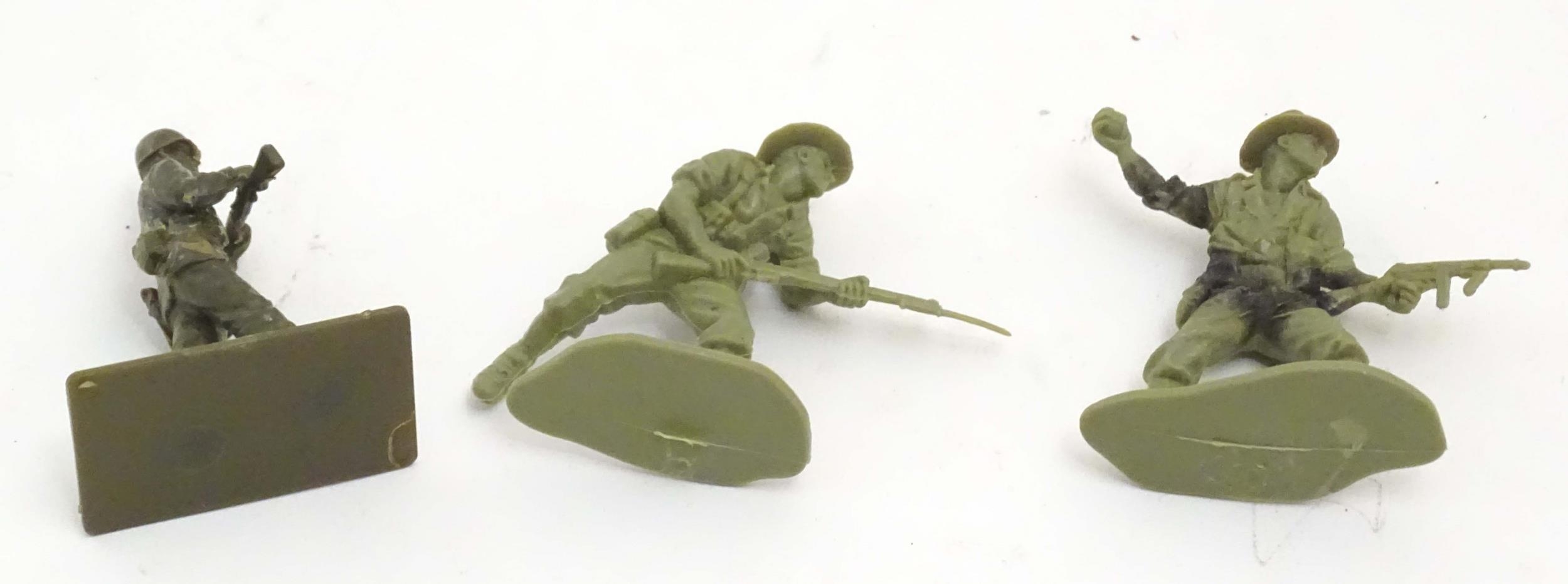 Toys: A quantity of assorted military figures to include Airfix plastic foot soldiers / infantry - Image 2 of 38